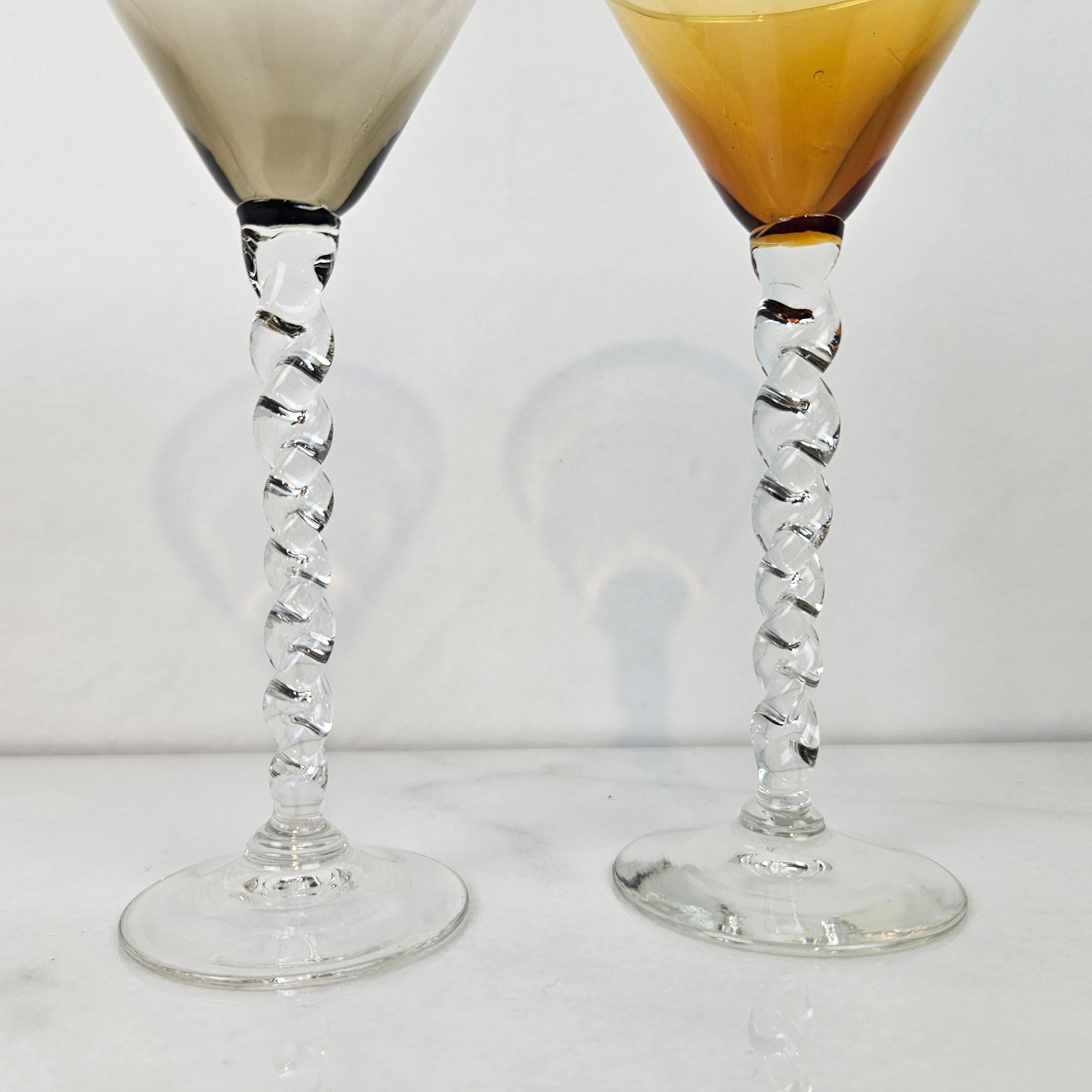 Charmant ensemble de 8 verres à liqueur colorés à long pied torsadé, ca. 1930 en vente 6