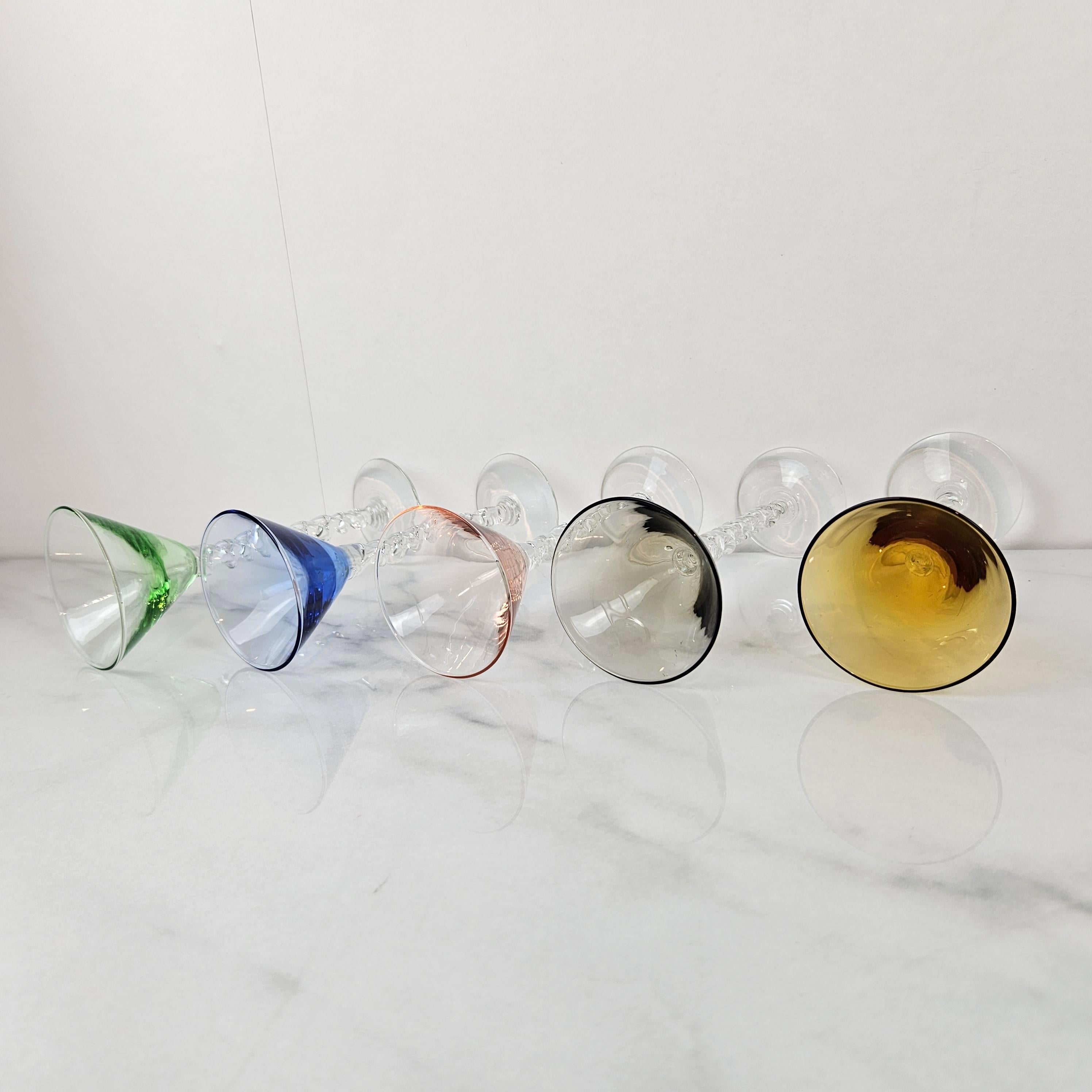 Charmant ensemble de 8 verres à liqueur colorés à long pied torsadé, ca. 1930 en vente 7