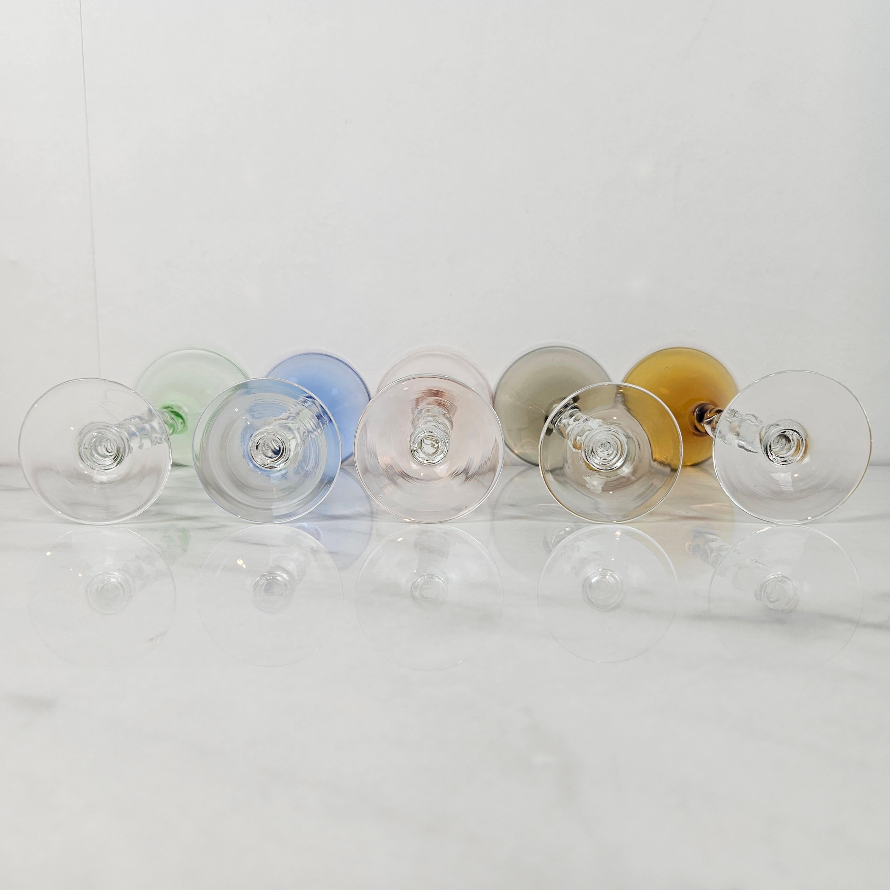 Charmant ensemble de 8 verres à liqueur colorés à long pied torsadé, ca. 1930 en vente 8