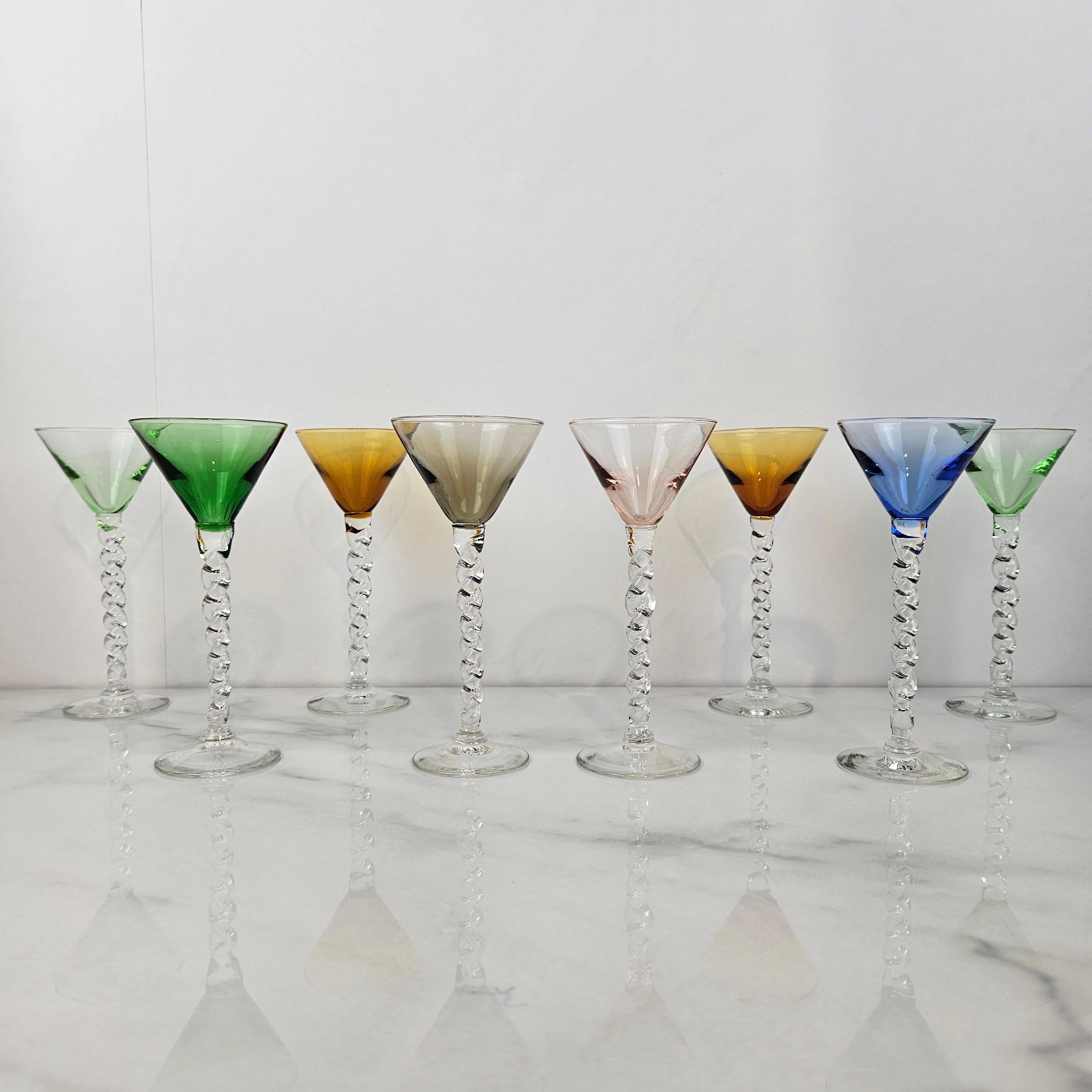 Un magnifique et rare ensemble de huit verres à liqueur ou à cordial anciens, soufflés à la main et datant d'environ 1930. 
Chacune présente une tige claire et torsadée délicatement soufflée à la main et un bol subtil dans des tons de chartreuse,