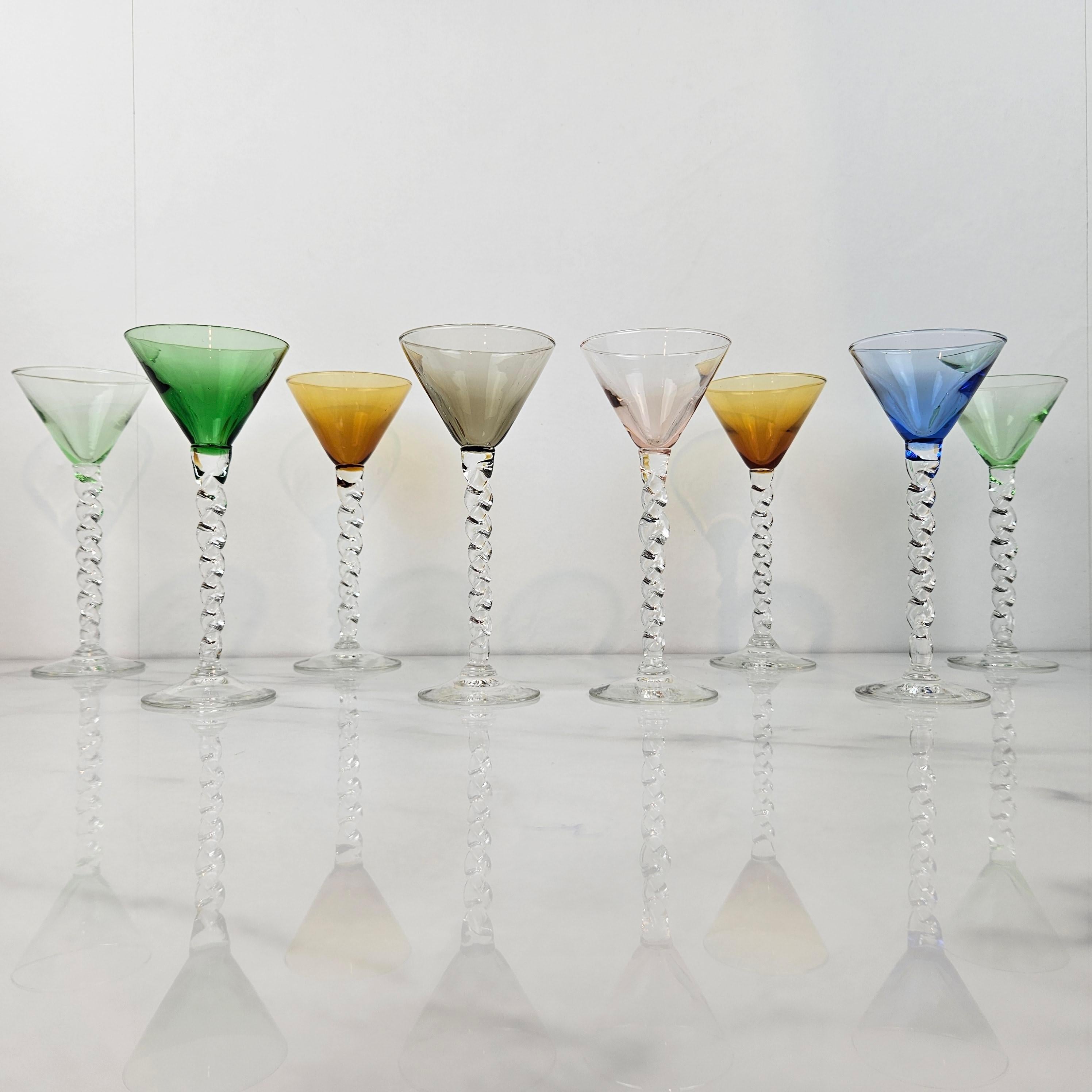 Romantique Charmant ensemble de 8 verres à liqueur colorés à long pied torsadé, ca. 1930 en vente