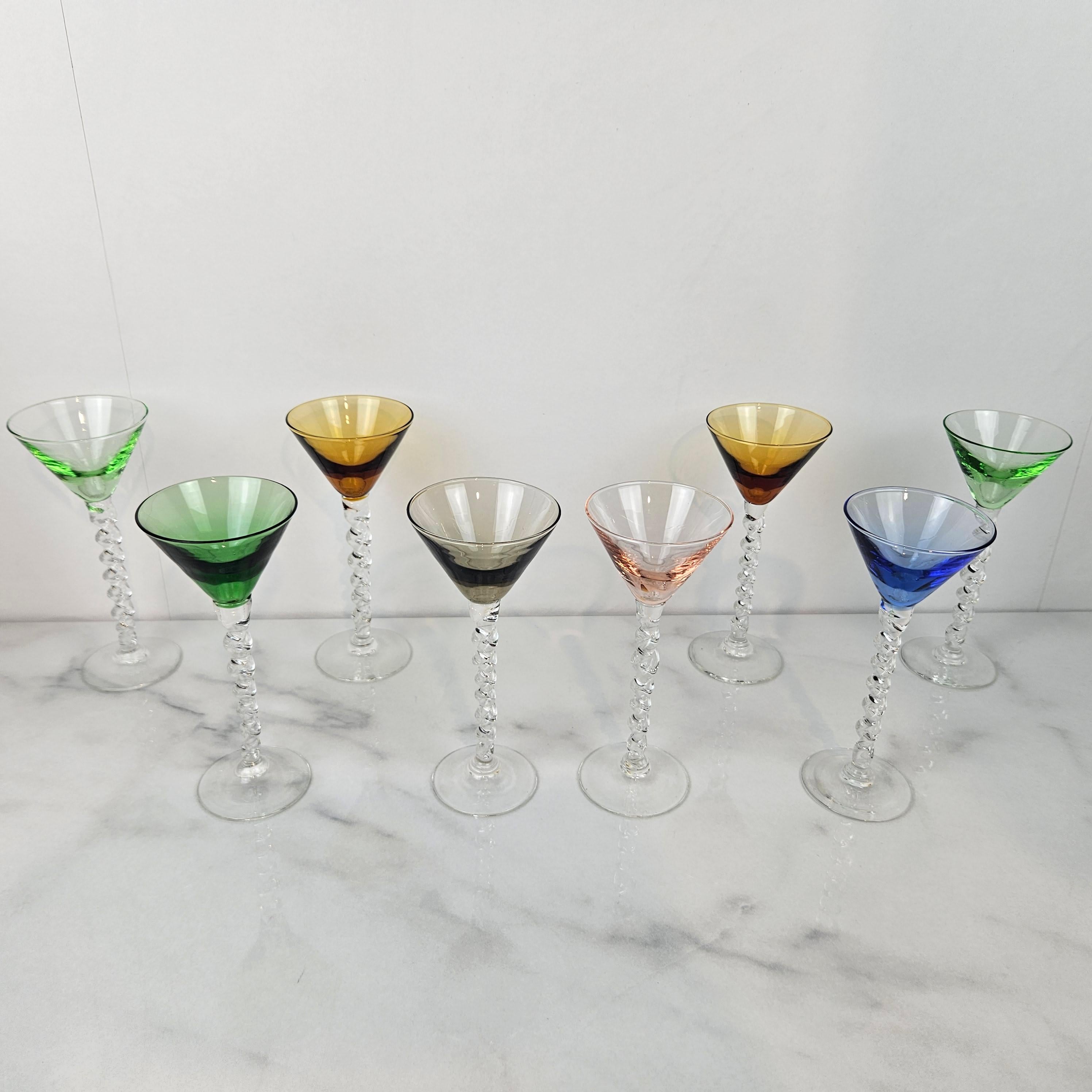 Français Charmant ensemble de 8 verres à liqueur colorés à long pied torsadé, ca. 1930 en vente