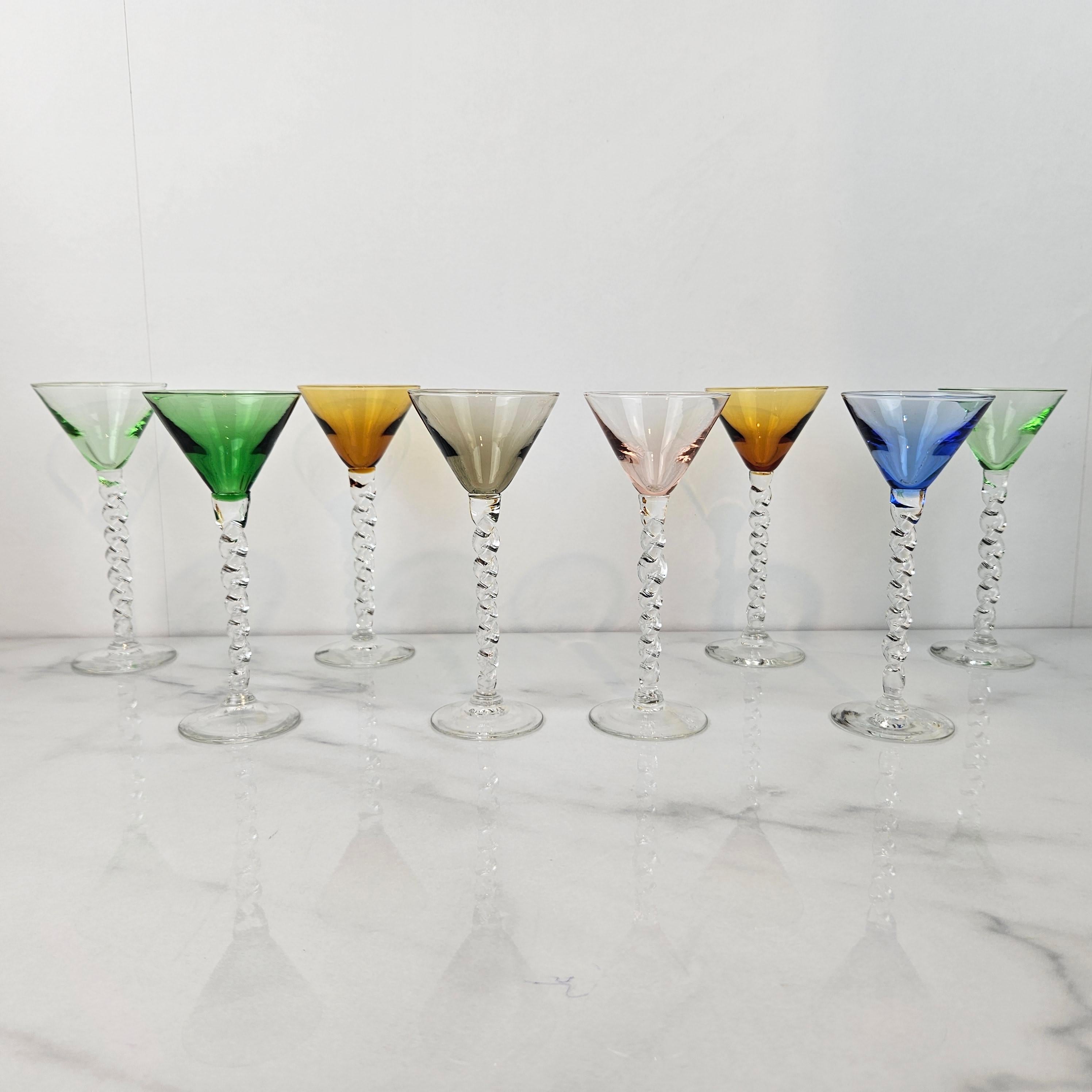 Fait main Charmant ensemble de 8 verres à liqueur colorés à long pied torsadé, ca. 1930 en vente