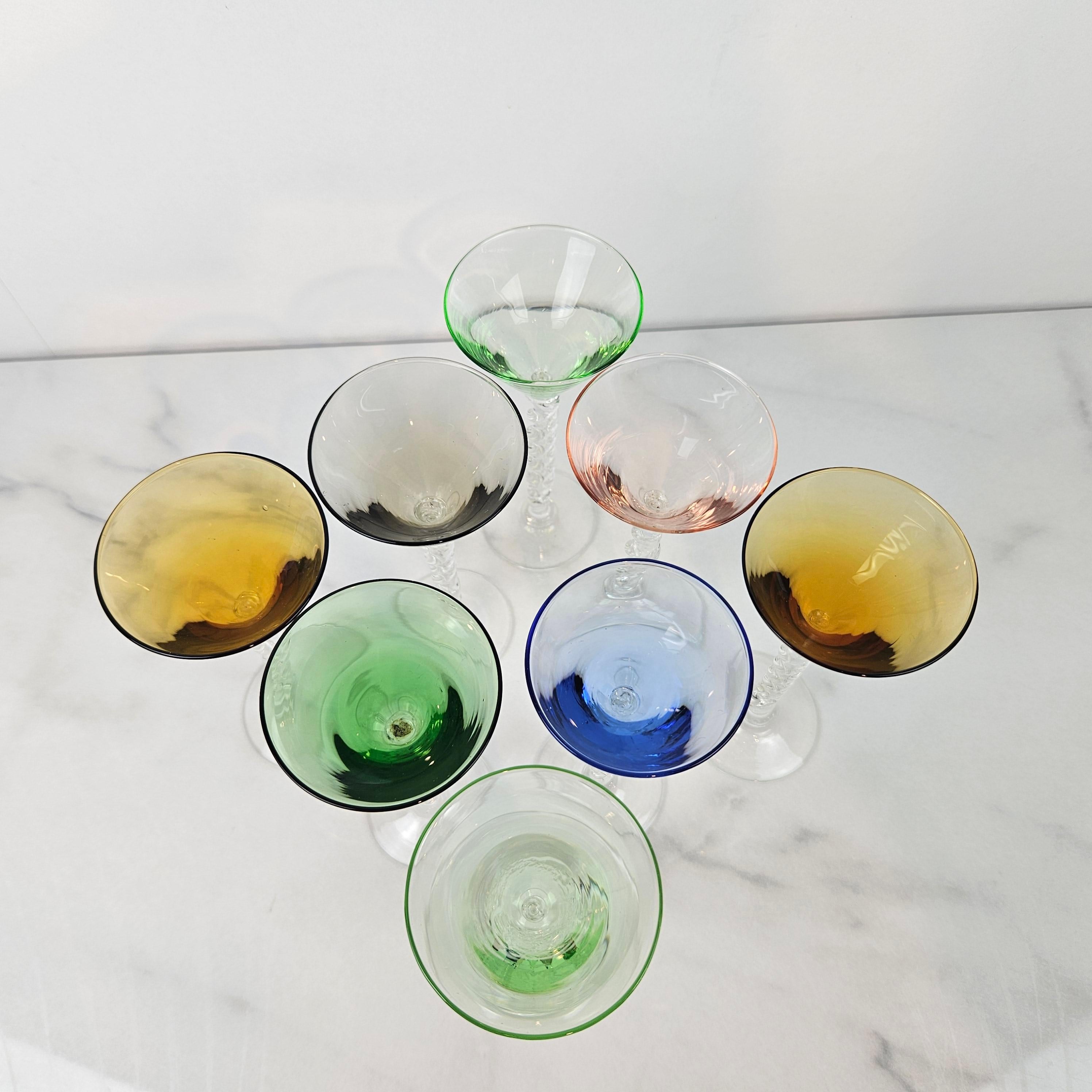 Charmant ensemble de 8 verres à liqueur colorés à long pied torsadé, ca. 1930 Bon état - En vente à Oud Beijerland, NL