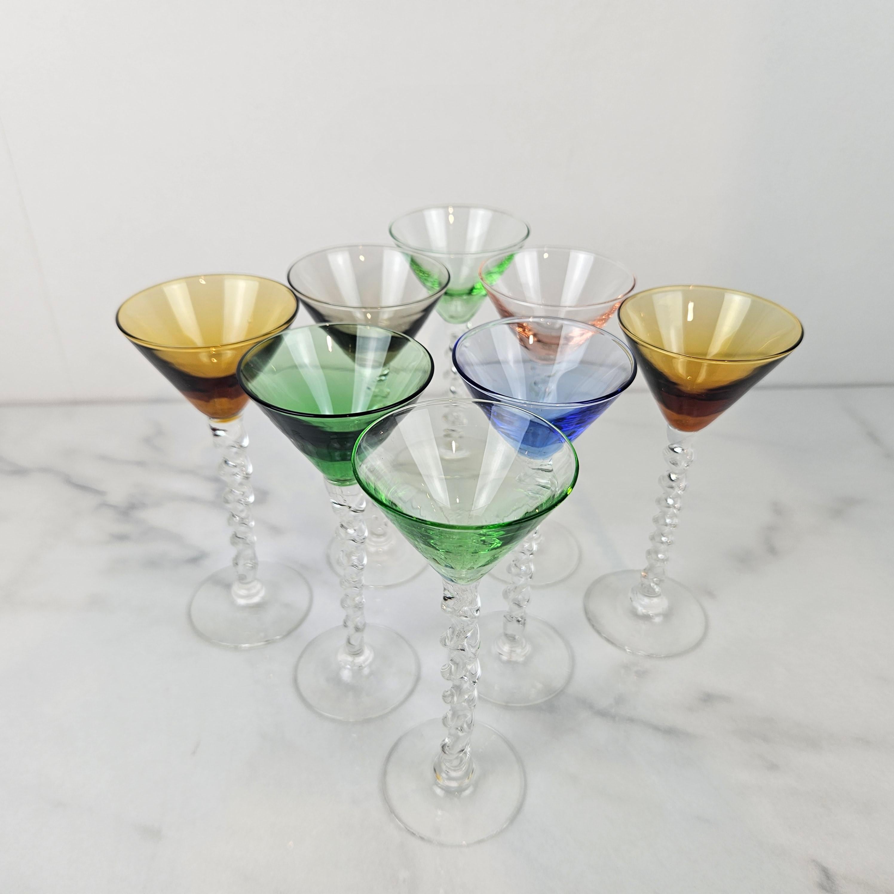 Milieu du XXe siècle Charmant ensemble de 8 verres à liqueur colorés à long pied torsadé, ca. 1930 en vente