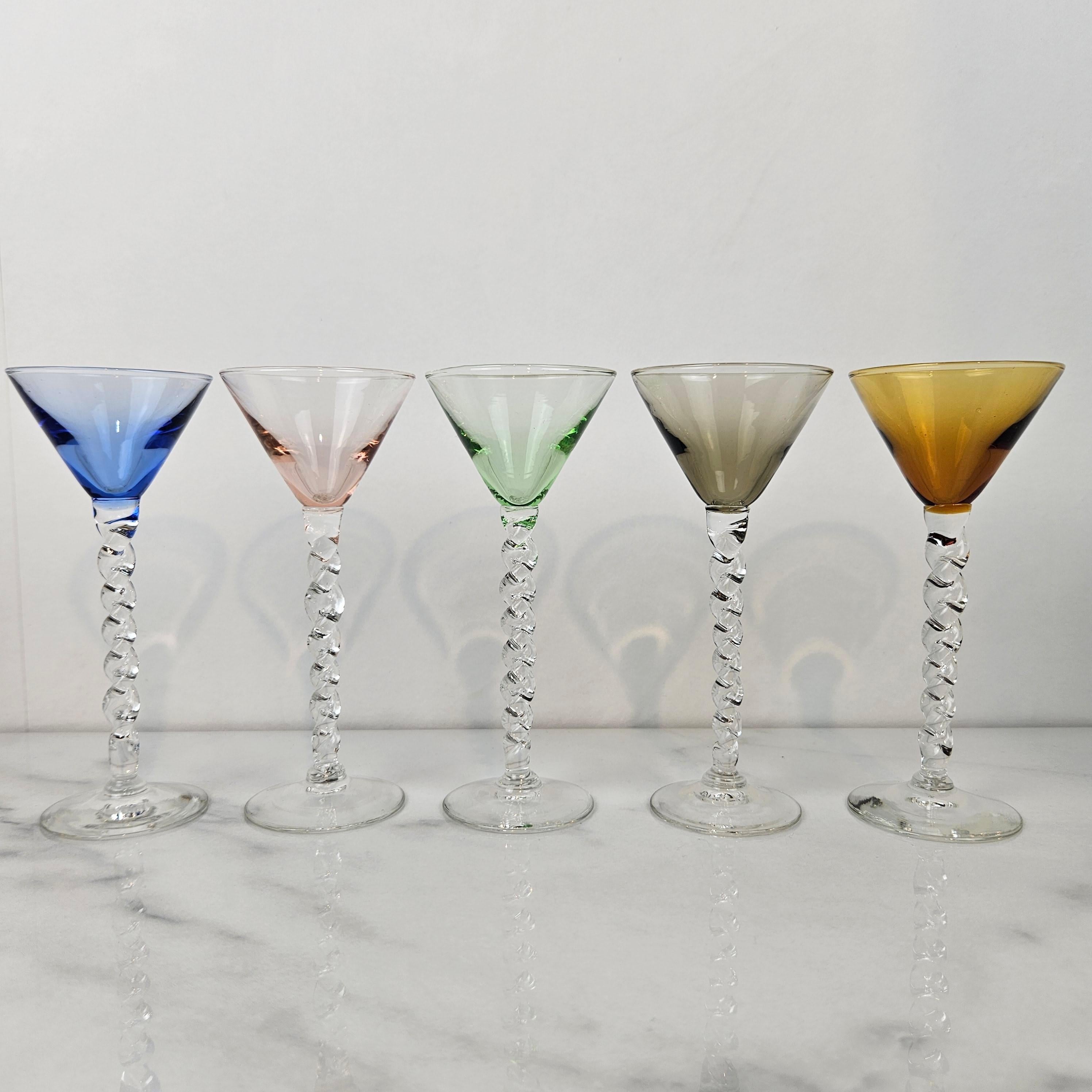 Verre brun Charmant ensemble de 8 verres à liqueur colorés à long pied torsadé, ca. 1930 en vente