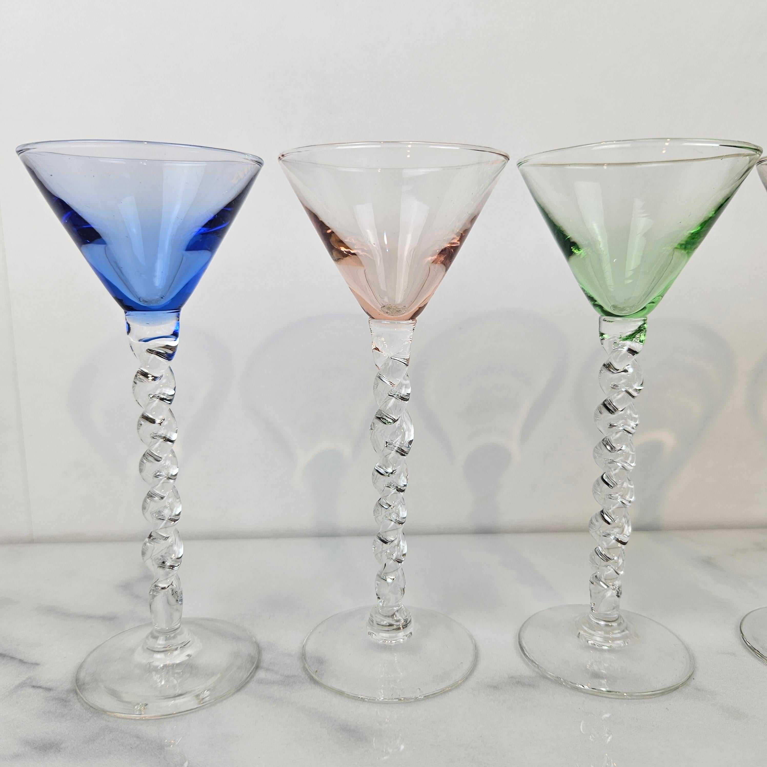 Charmant ensemble de 8 verres à liqueur colorés à long pied torsadé, ca. 1930 en vente 1