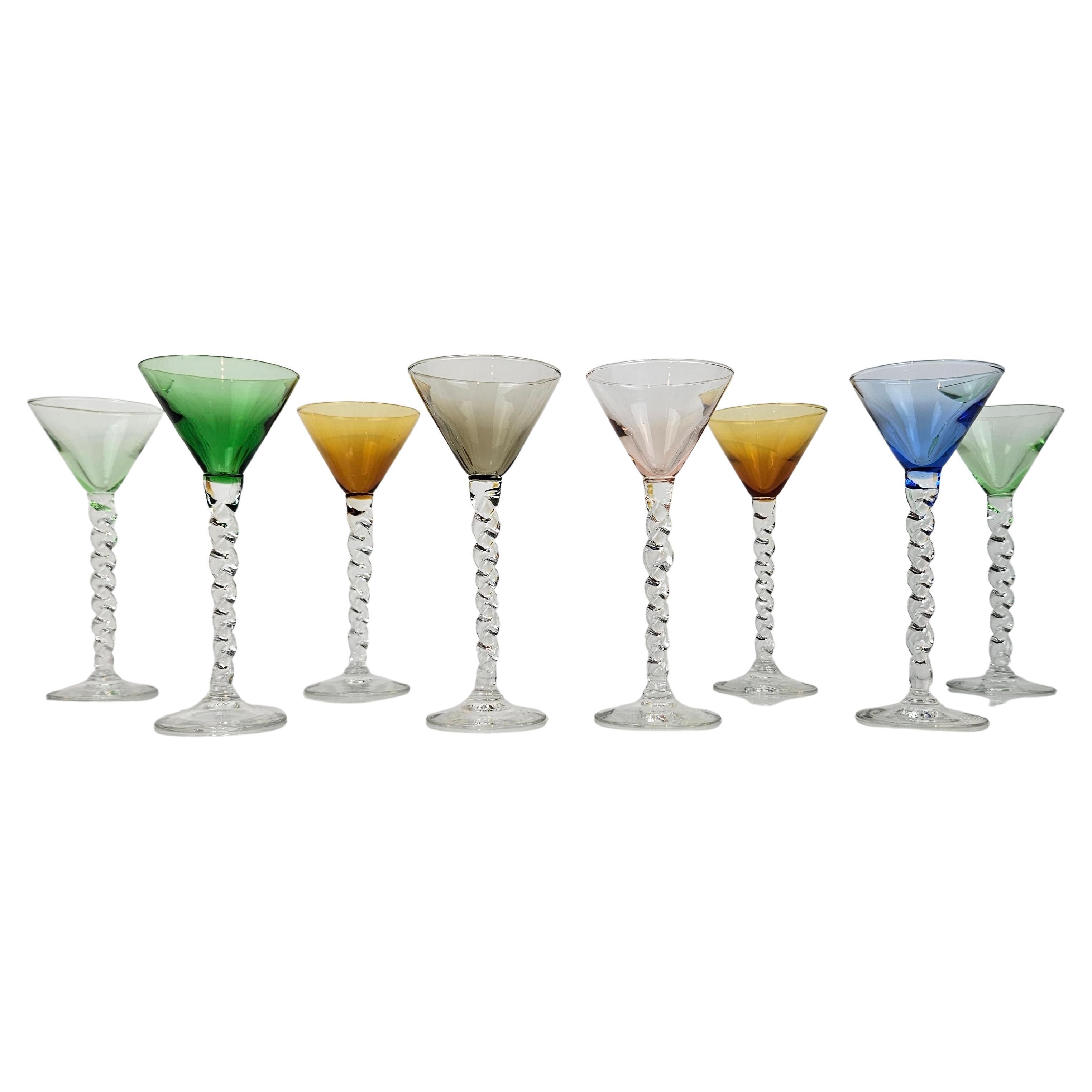 Charmanter Satz von 8 farbigen Likörgläsern mit langem gedrehtem Stiel, ca. 1930