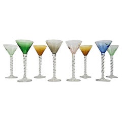Charmanter Satz von 8 farbigen Likörgläsern mit langem gedrehtem Stiel, ca. 1930