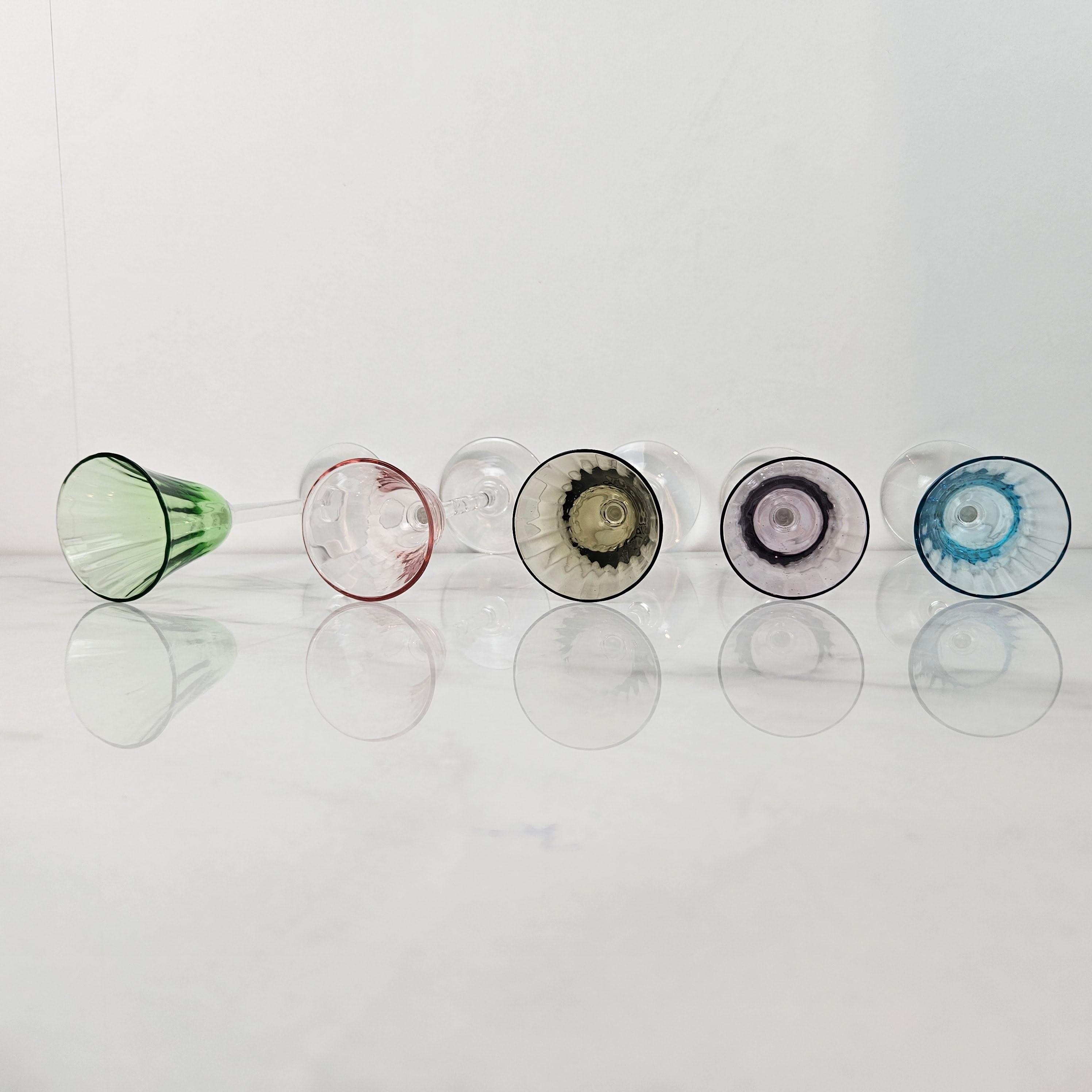 Charmanter Satz von 8 farbigen gerippten Likörgläsern mit langem Stiel, ca. 1920 im Angebot 2