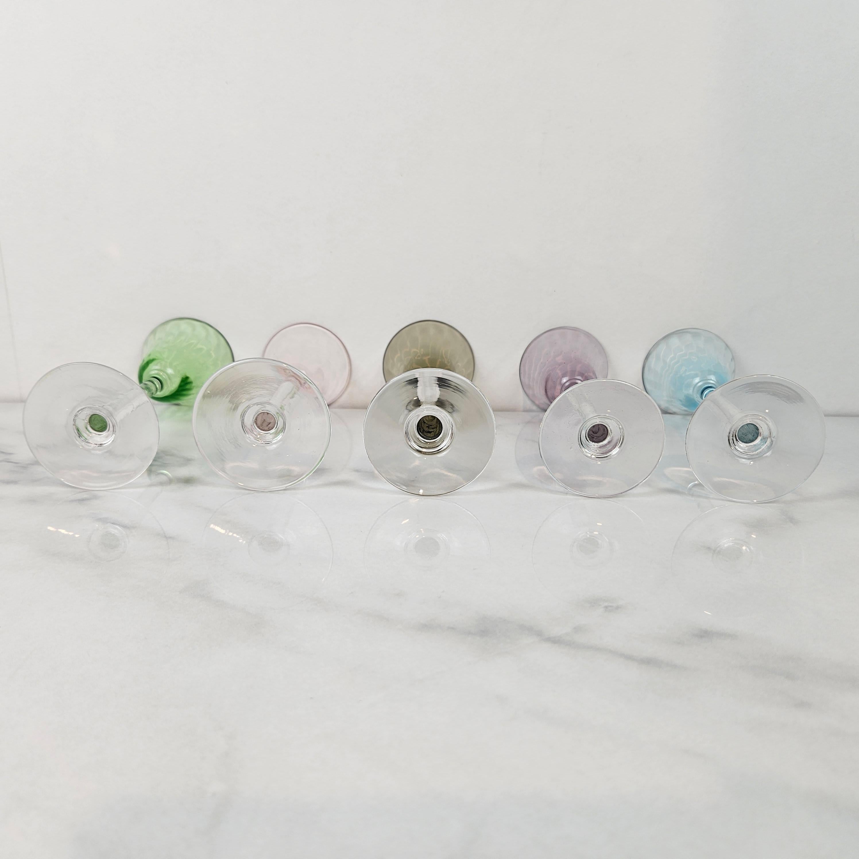 Charmanter Satz von 8 farbigen gerippten Likörgläsern mit langem Stiel, ca. 1920 im Angebot 3