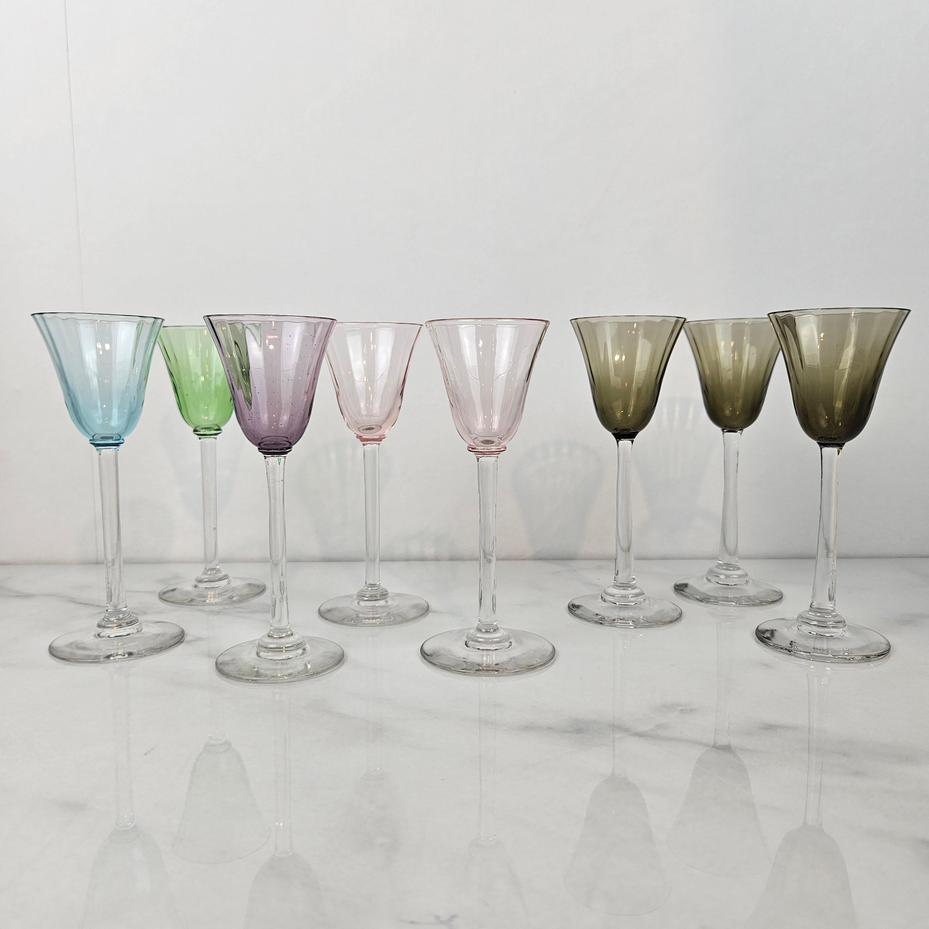 Charmanter Satz von 8 farbigen gerippten Likörgläsern mit langem Stiel, ca. 1920 (Romantik) im Angebot