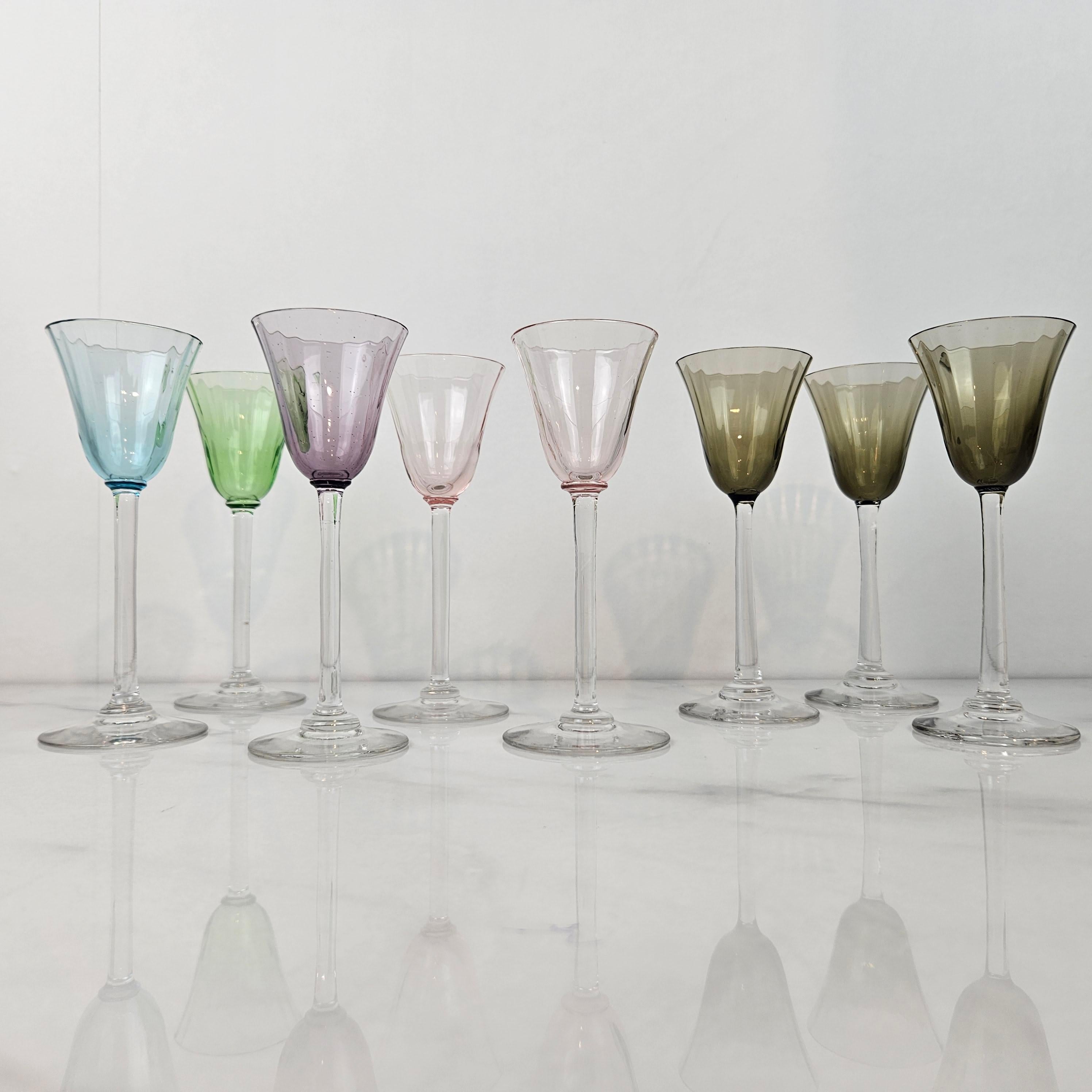 Charmanter Satz von 8 farbigen gerippten Likörgläsern mit langem Stiel, ca. 1920 (Französisch) im Angebot