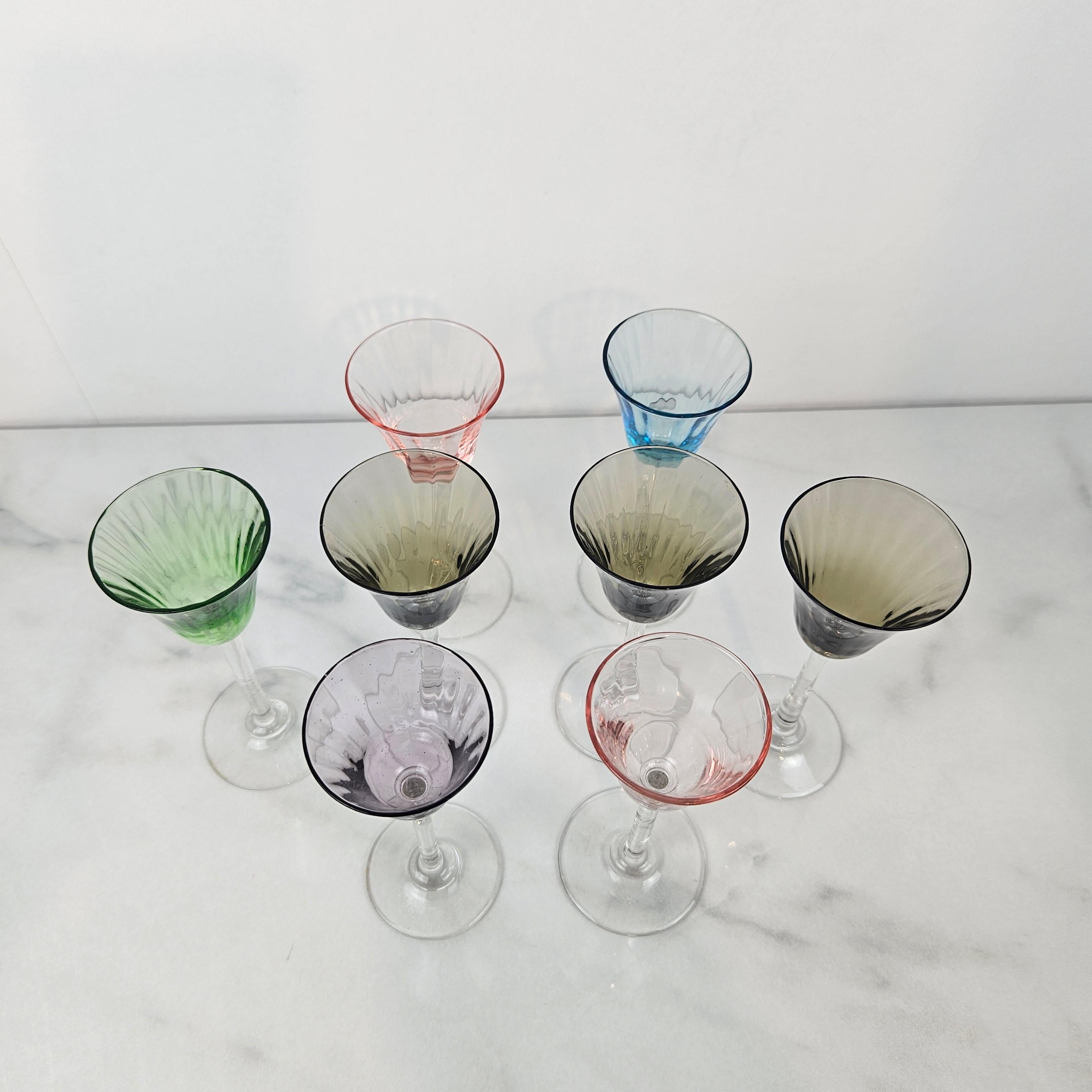 Charmanter Satz von 8 farbigen gerippten Likörgläsern mit langem Stiel, ca. 1920 (Handgefertigt) im Angebot