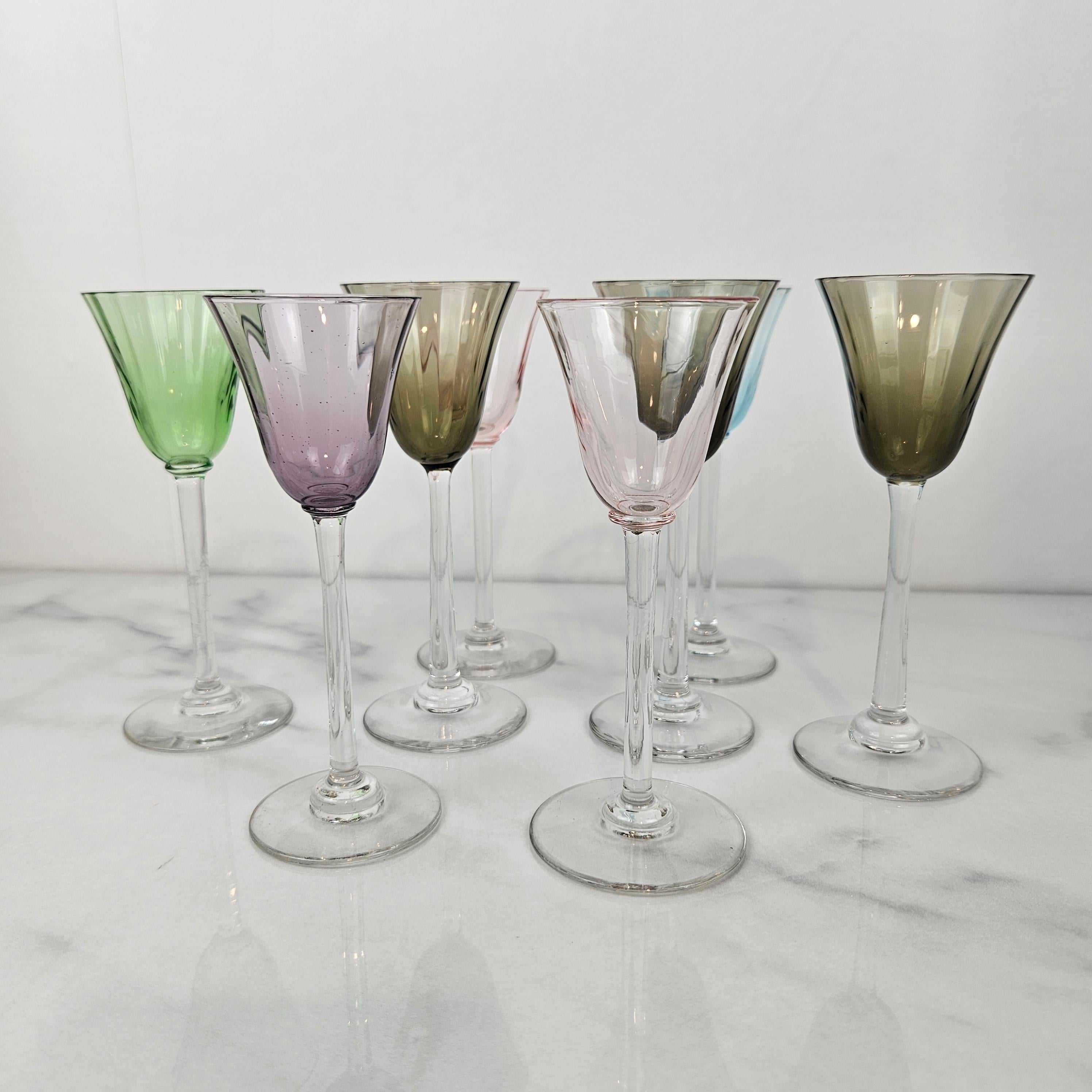 Charmanter Satz von 8 farbigen gerippten Likörgläsern mit langem Stiel, ca. 1920 im Zustand „Gut“ im Angebot in Oud Beijerland, NL
