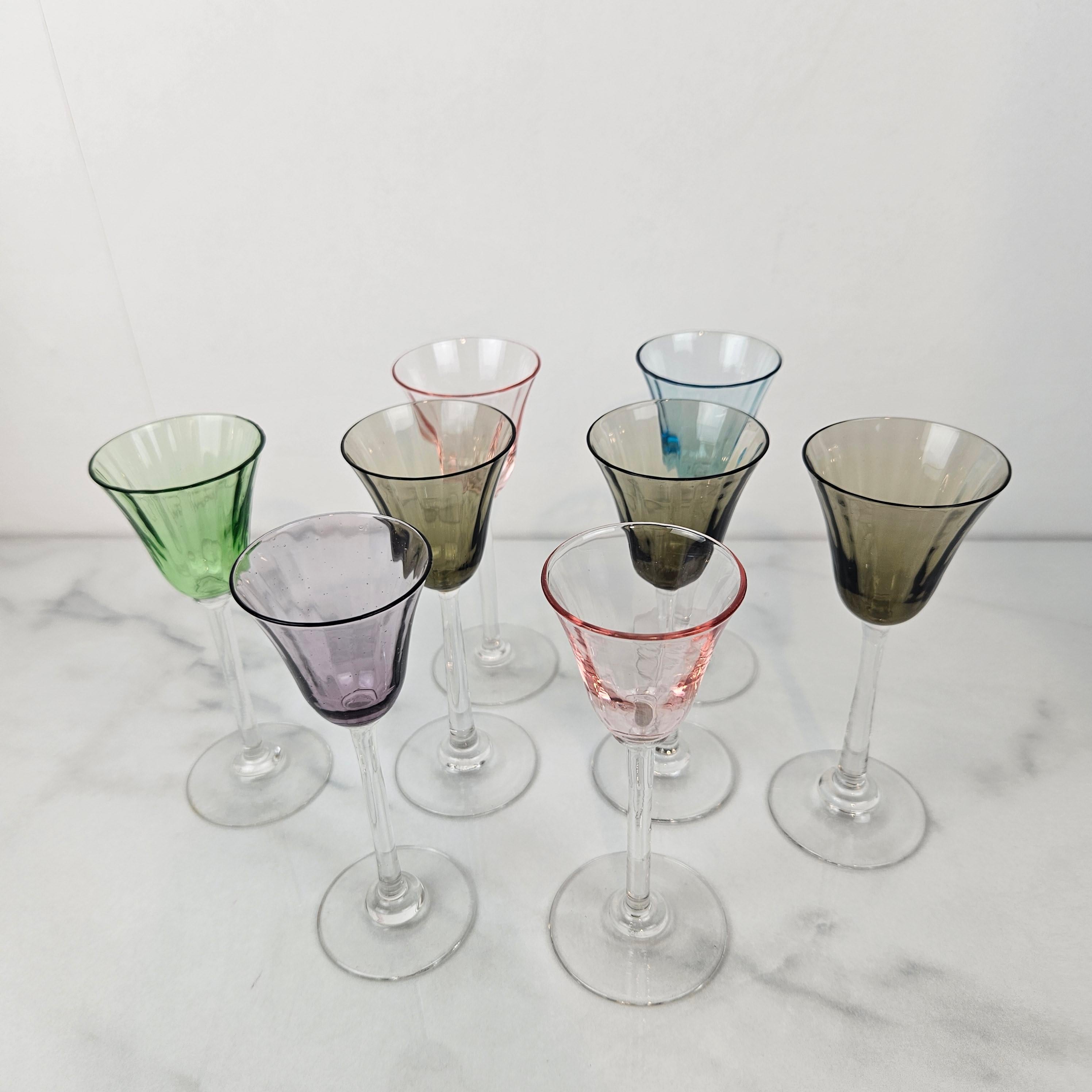 Charmanter Satz von 8 farbigen gerippten Likörgläsern mit langem Stiel, ca. 1920 (Frühes 20. Jahrhundert) im Angebot