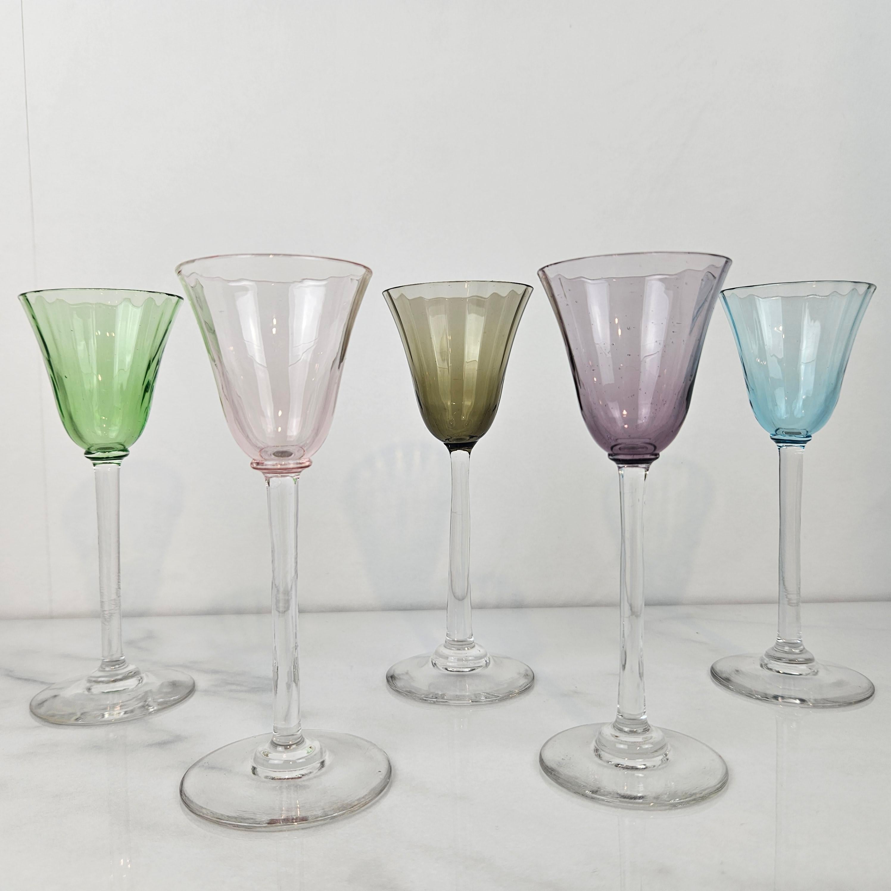 Charmanter Satz von 8 farbigen gerippten Likörgläsern mit langem Stiel, ca. 1920 (Geblasenes Glas) im Angebot