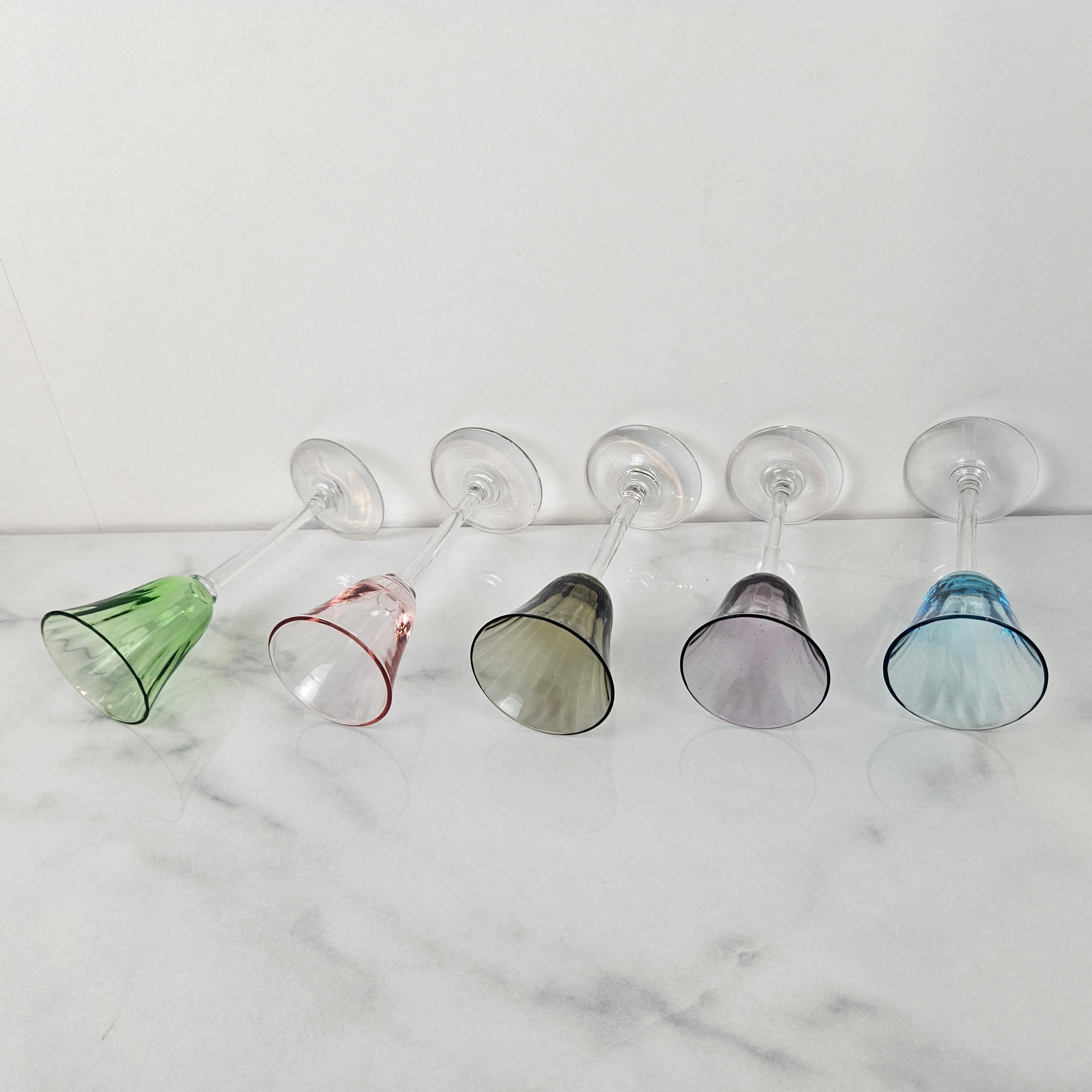 Charmanter Satz von 8 farbigen gerippten Likörgläsern mit langem Stiel, ca. 1920 im Angebot 1