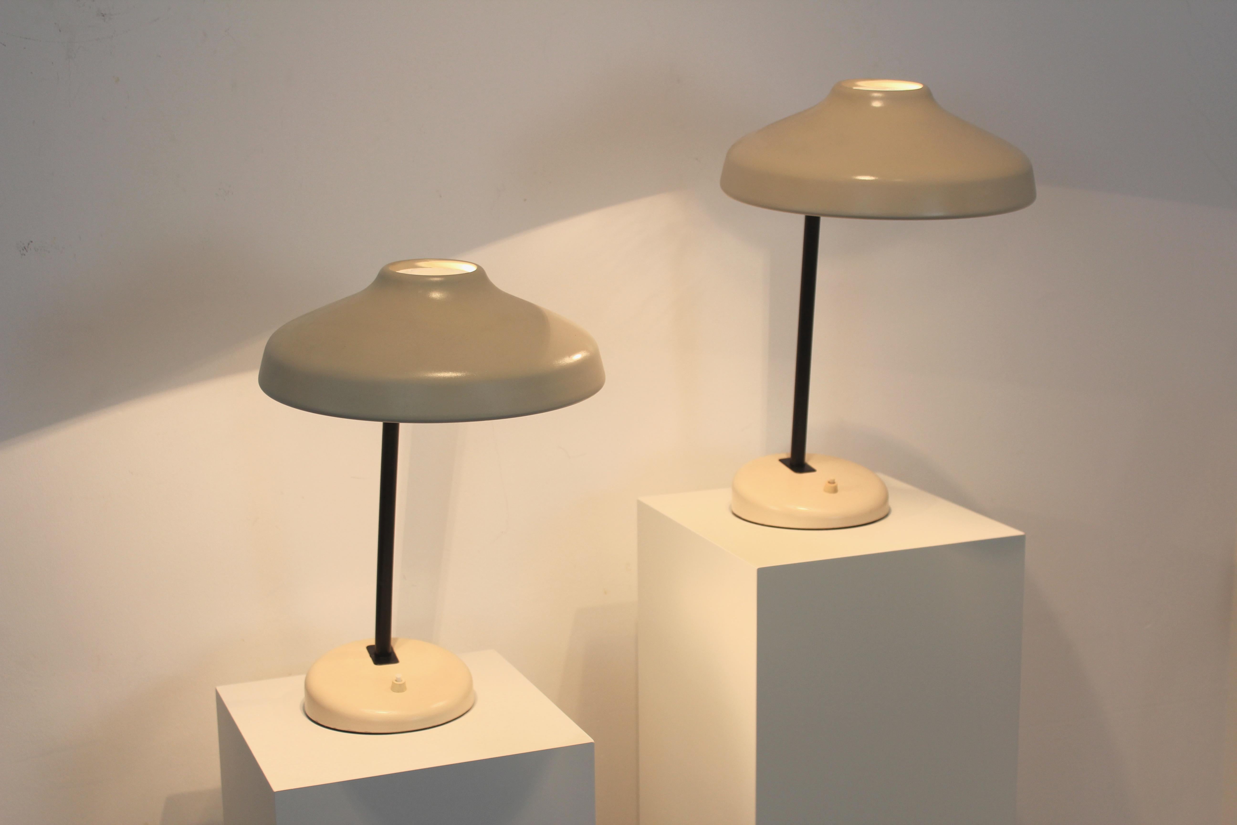 Very nice, practical and charming set of desk lamps from the ‘60s made by Hemi of Sweden. The lamps come with a very solid base, combined with a ‘halo’ shaped upper part with great performance. The shade is adjustable (not in height) and completely