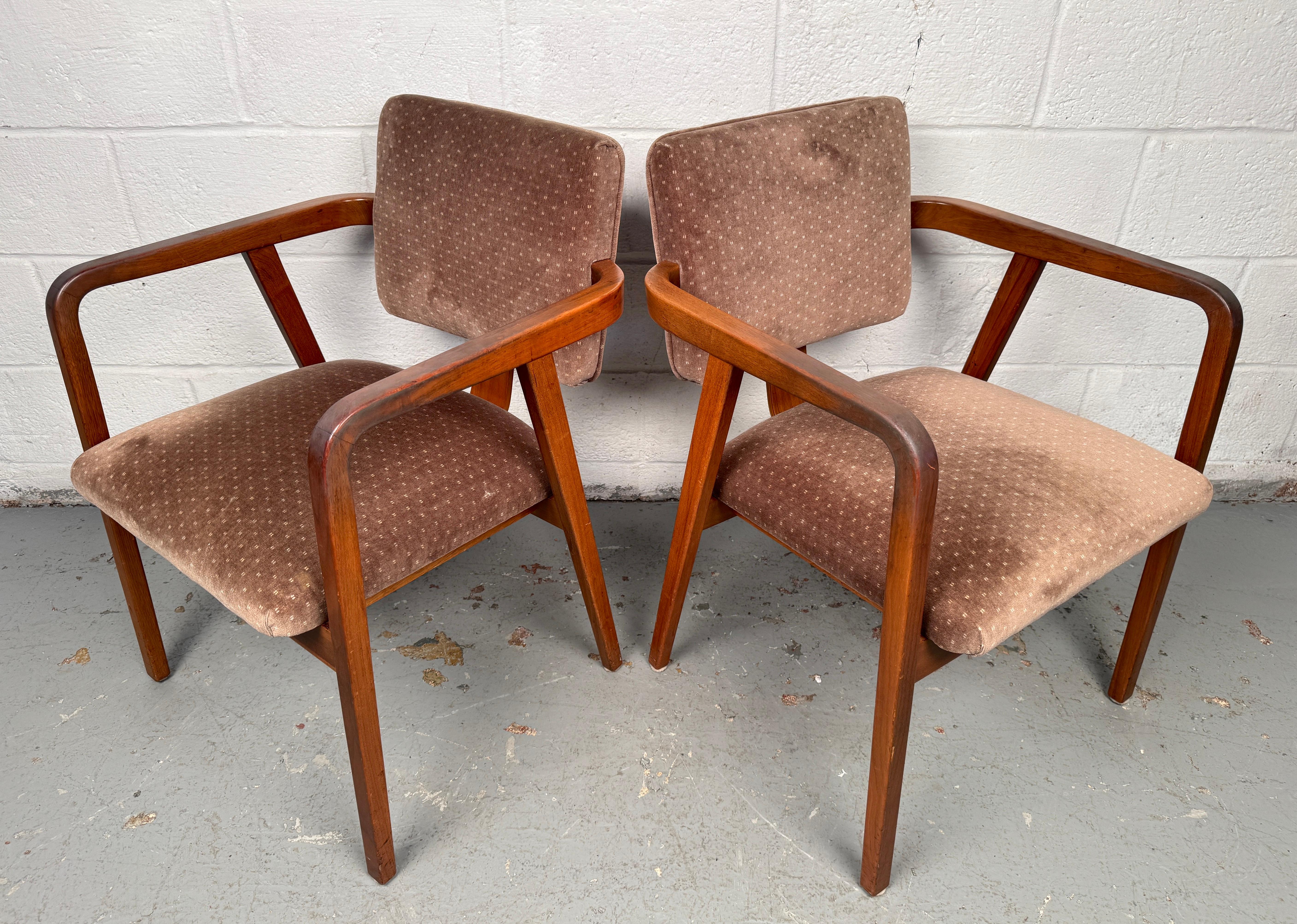 Charming Set of Eight Mid-Century Dining Chairs In Good Condition For Sale In Brooklyn, NY