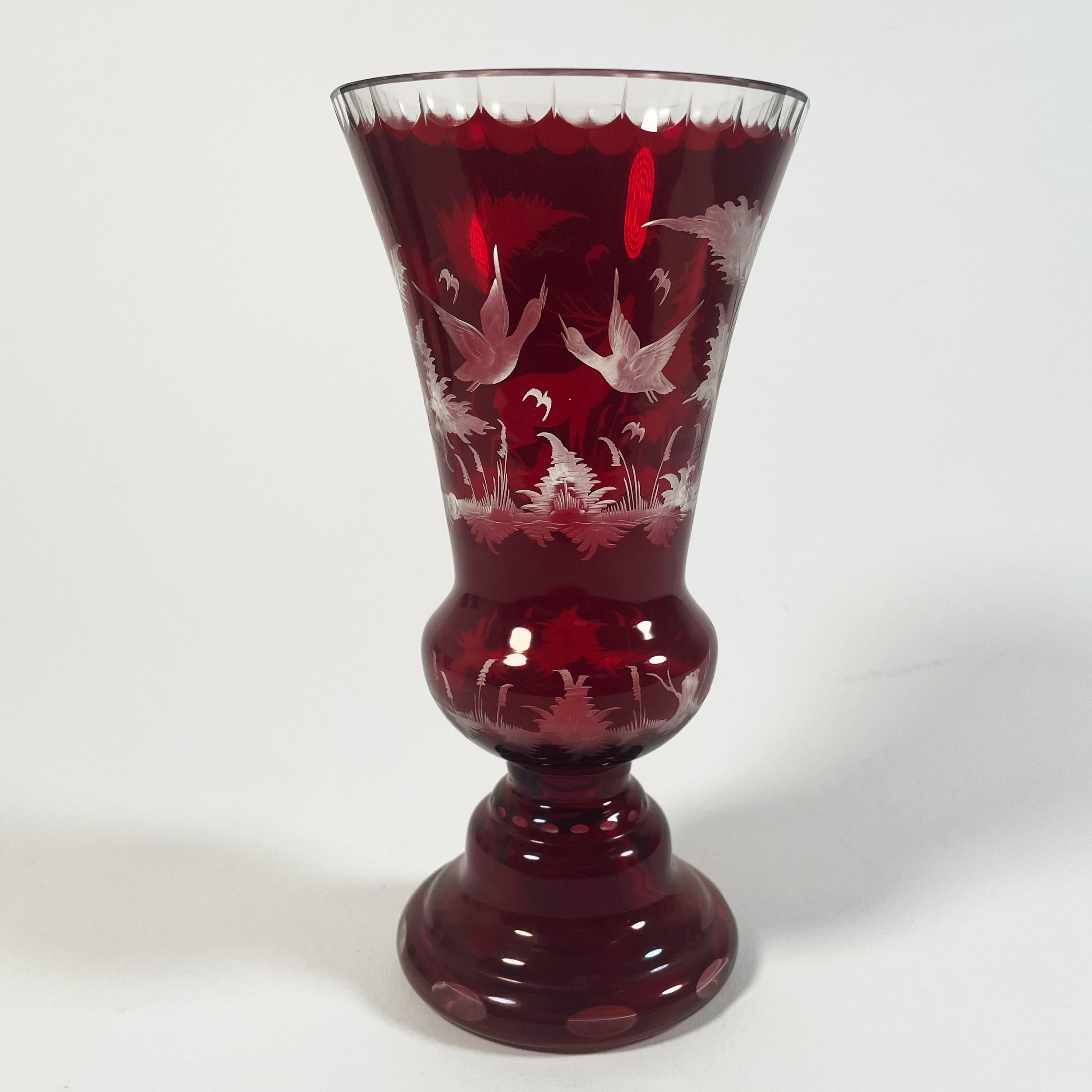 Charmant ensemble de trois vases en cristal de Bohème rouge taillés à la main dans les années 1950 Bon état - En vente à PARIS, FR