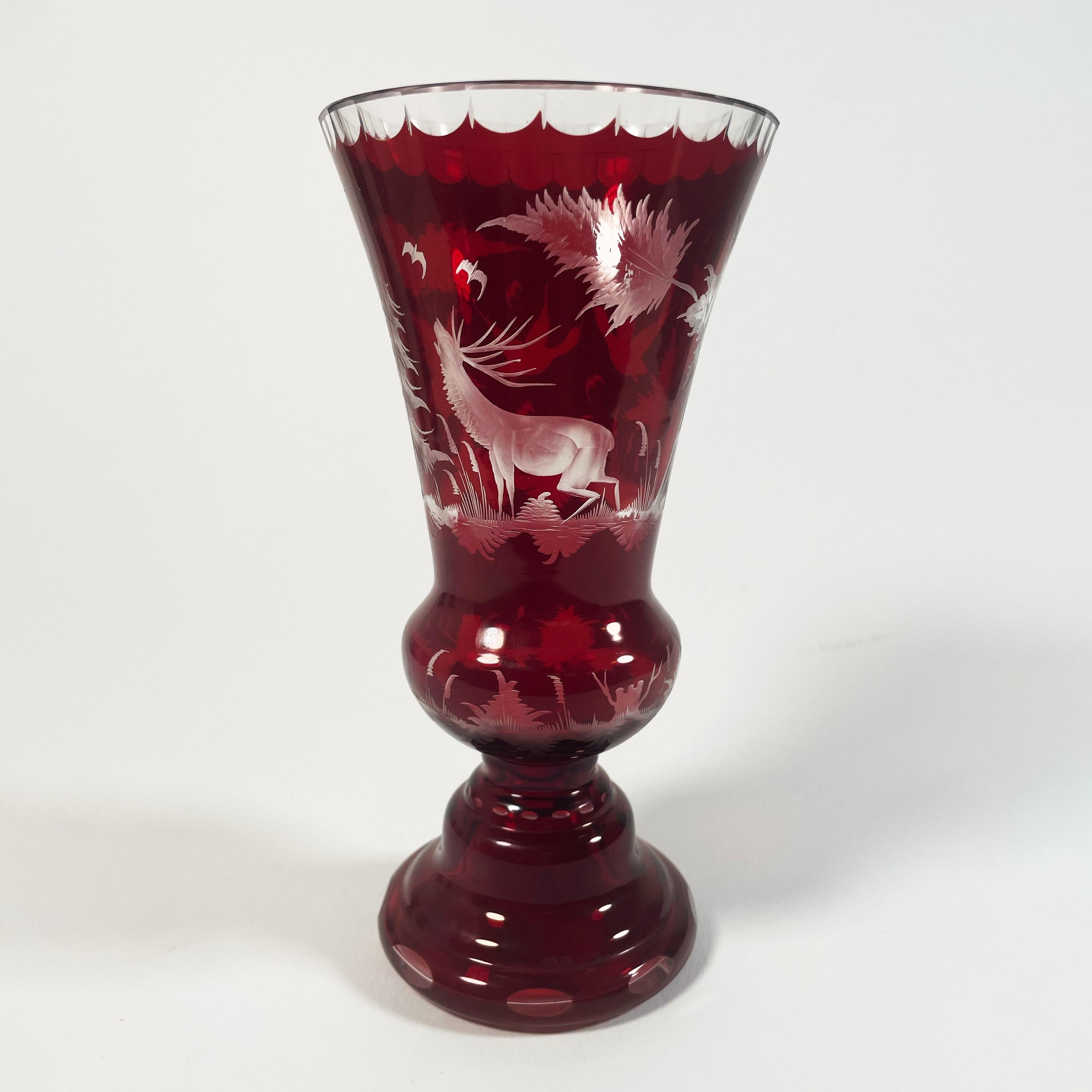 20ième siècle Charmant ensemble de trois vases en cristal de Bohème rouge taillés à la main dans les années 1950 en vente