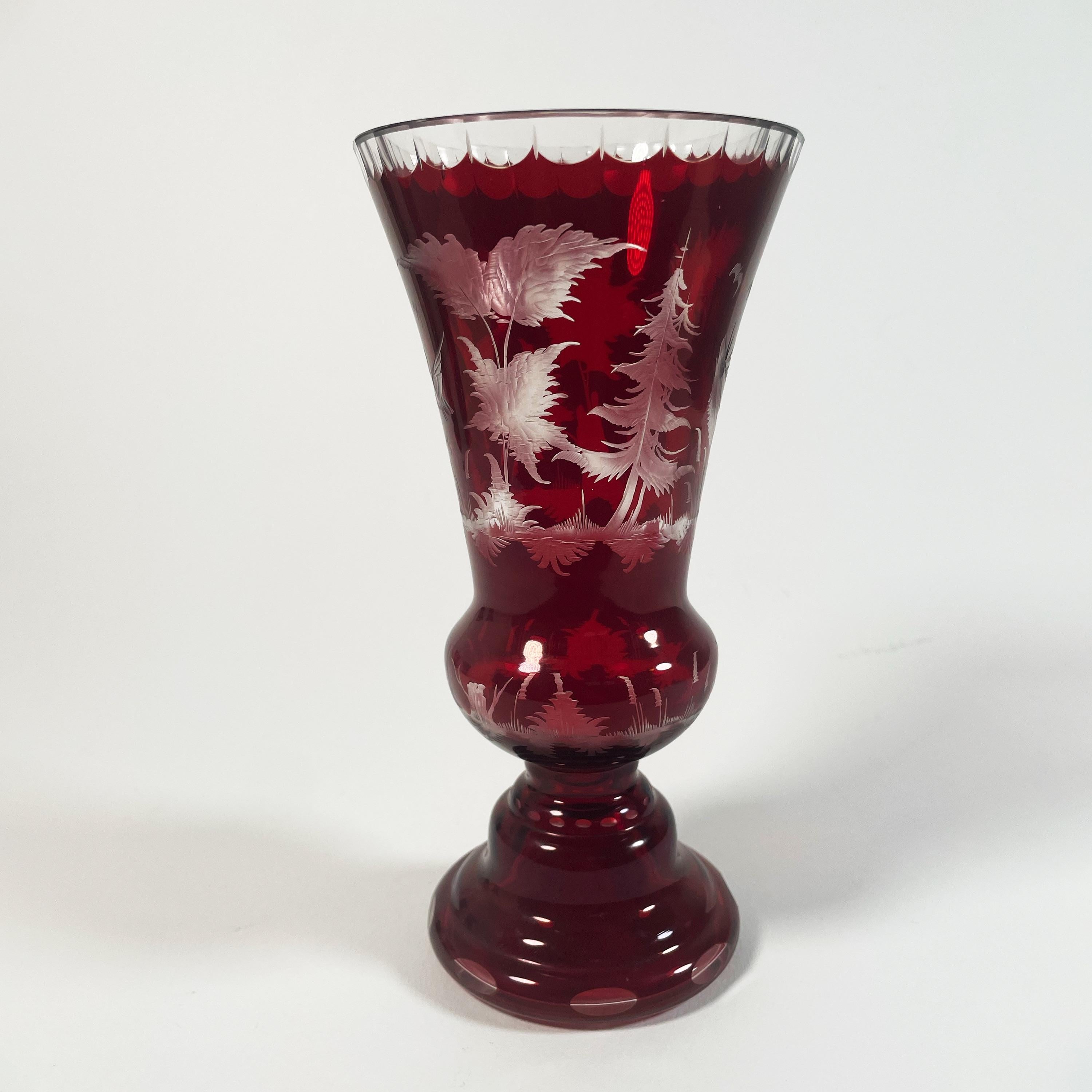 Cristal Charmant ensemble de trois vases en cristal de Bohème rouge taillés à la main dans les années 1950 en vente