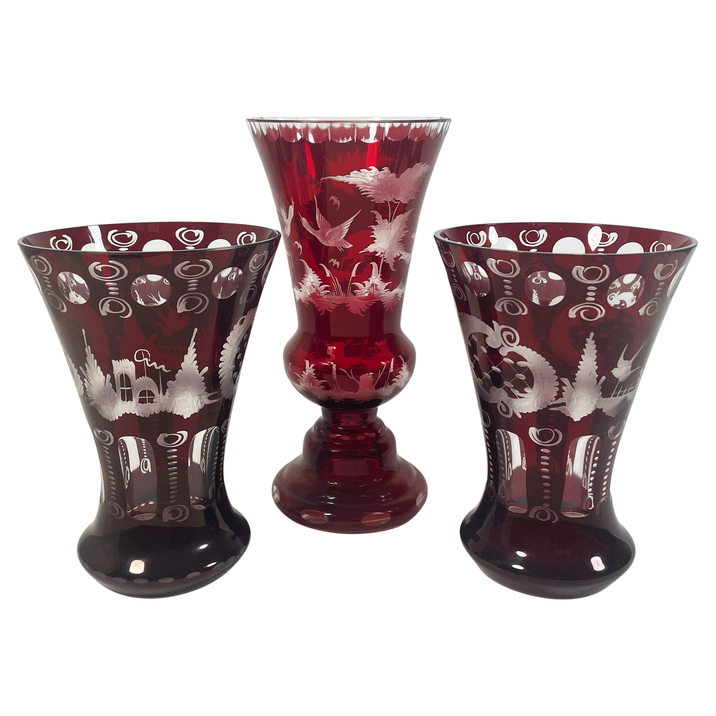 Charmant ensemble de trois vases en cristal de Bohème rouge taillés à la main dans les années 1950 en vente