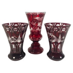 Encantador juego de tres jarrones de cristal rojo de Bohemia tallados a mano de los años 50