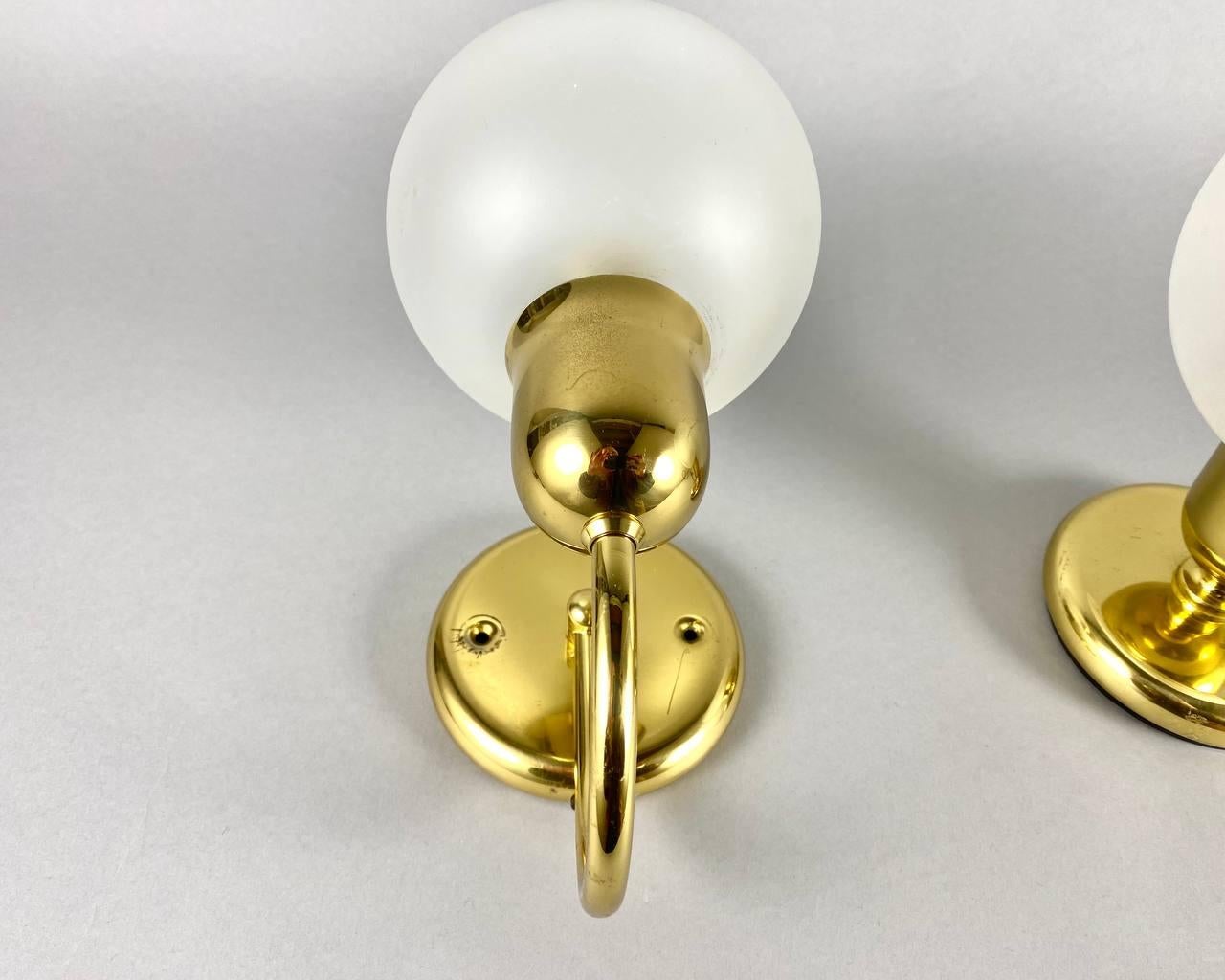 Charming Set of Wall Sconce and Table Lamp in Milk Glass and Gilt Brass, Vintage In Good Condition For Sale In Bastogne, BE