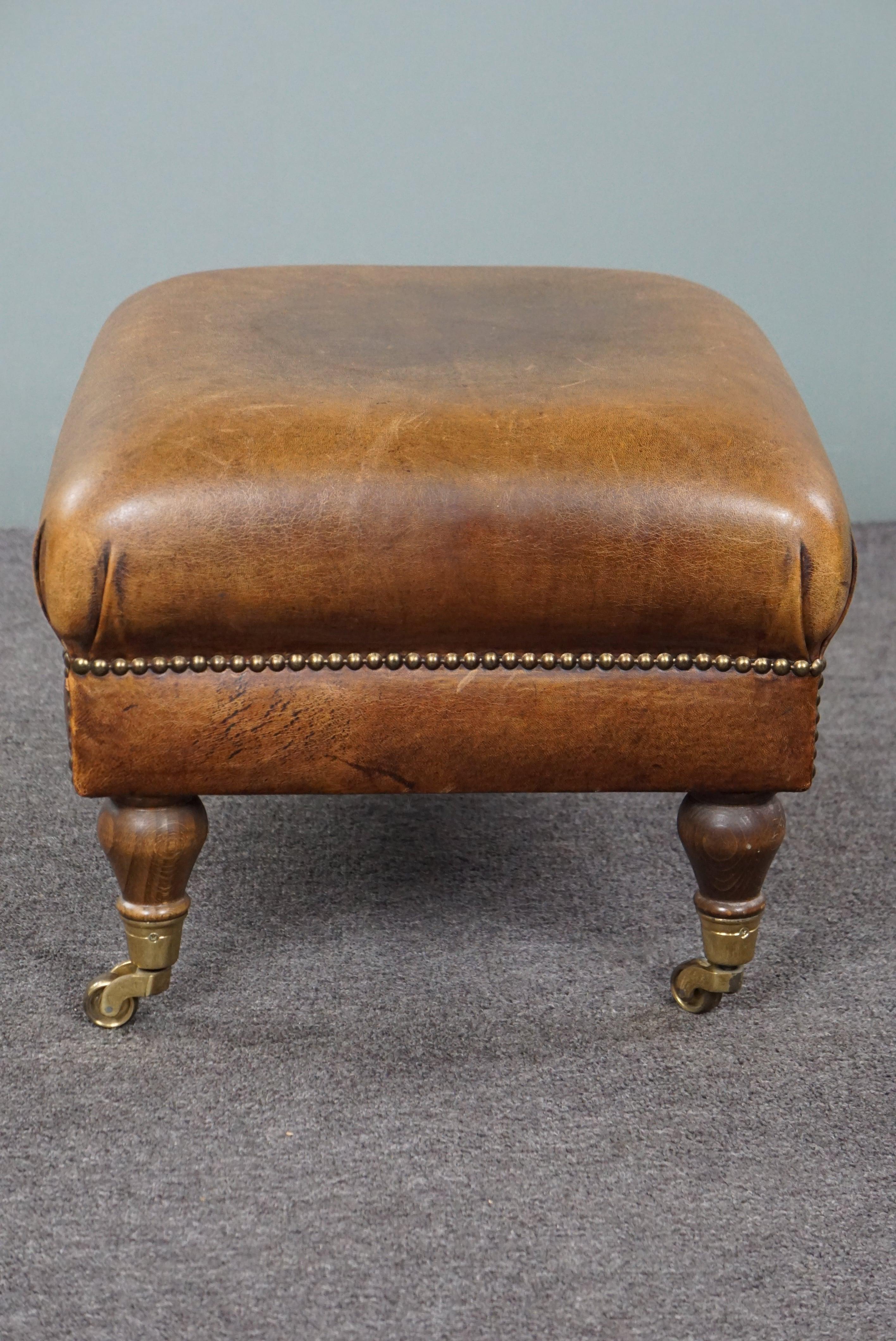 Charming sheep leather ottoman with elegant legs and wheels In Good Condition In Harderwijk, NL