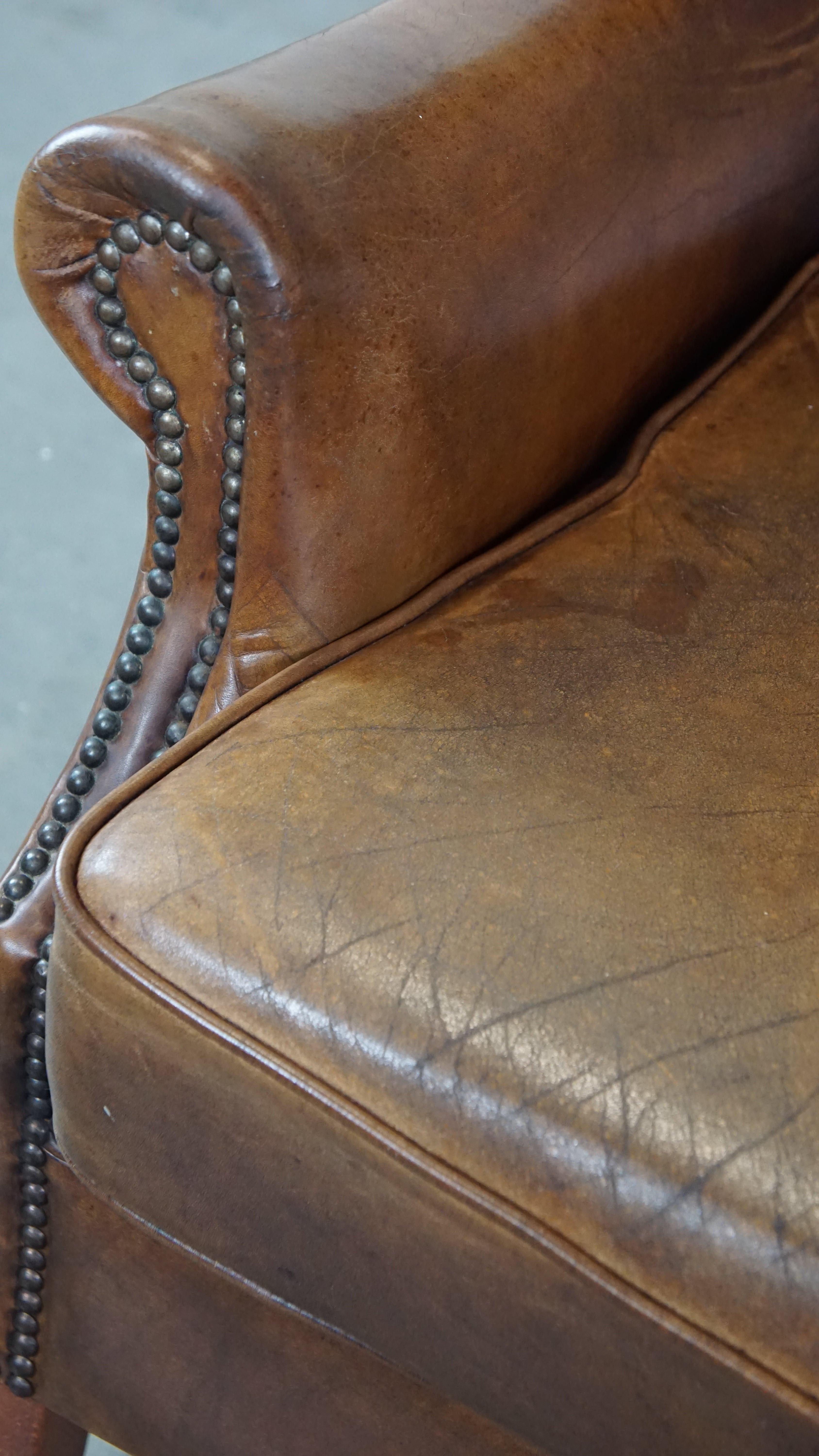 Charmant fauteuil à dossier en cuir de mouton avec un excellent confort d'assise en vente 5