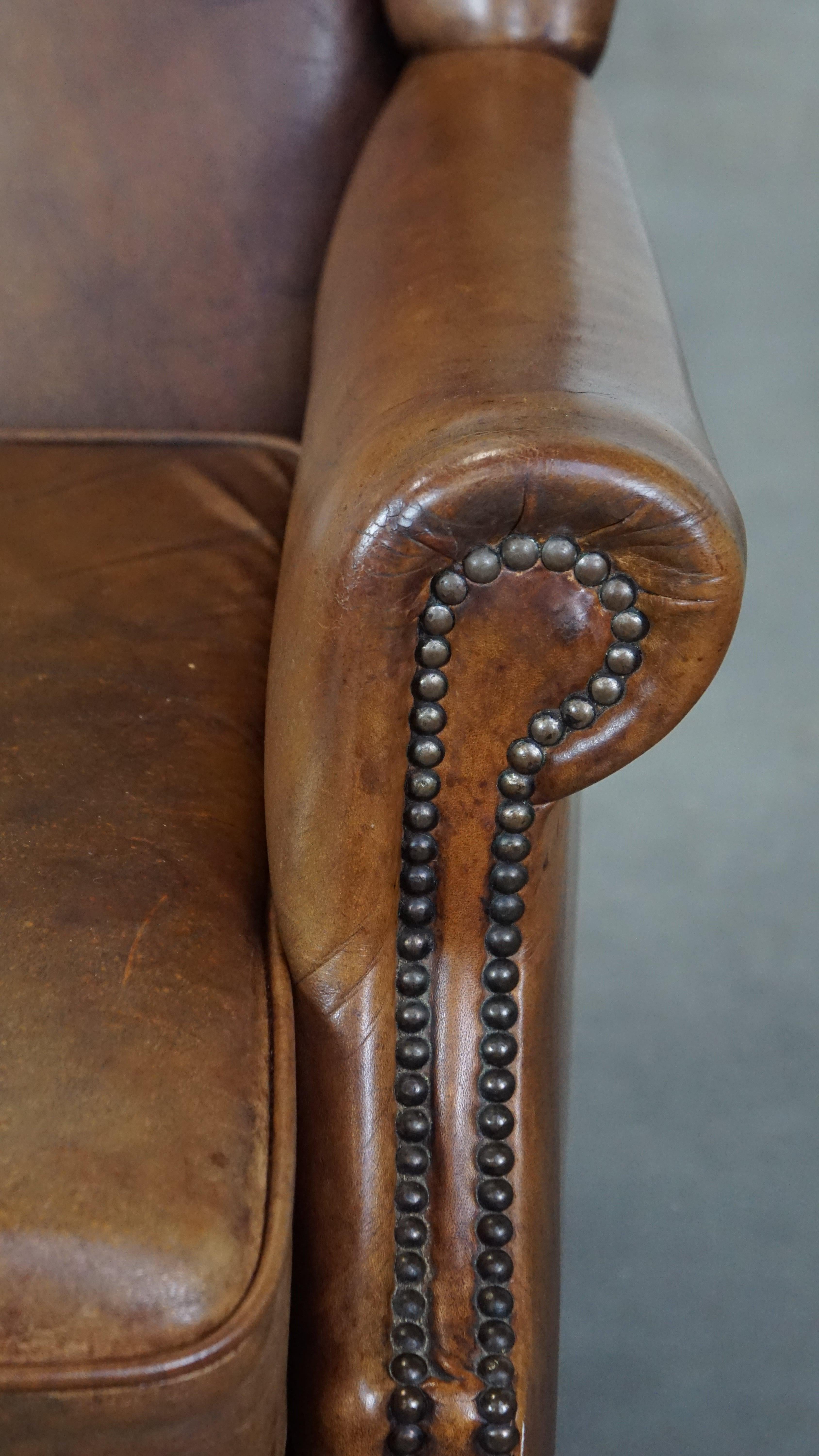 Charmant fauteuil à dossier en cuir de mouton avec un excellent confort d'assise en vente 6