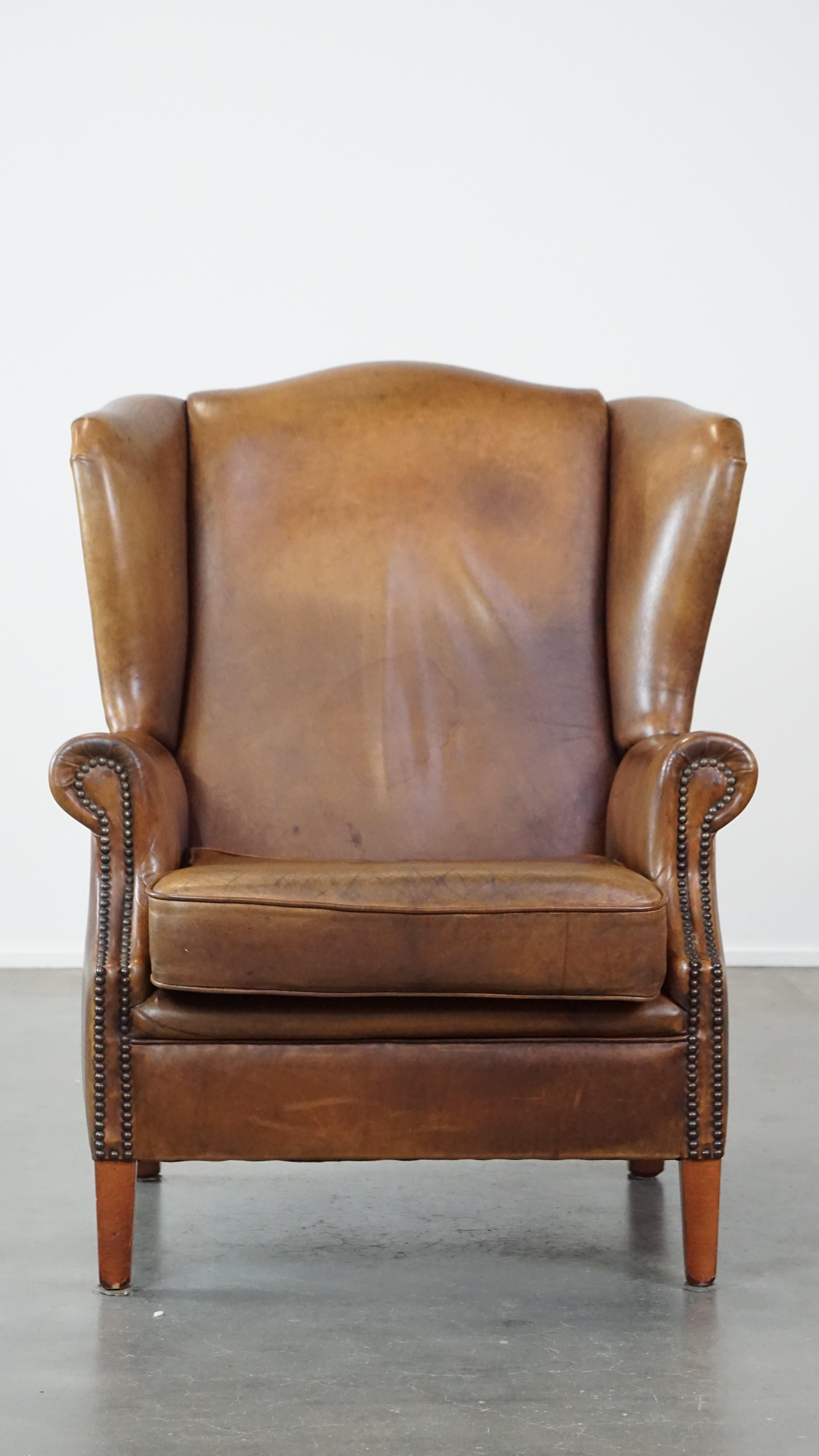 Ce fantastique fauteuil à oreilles, en cuir de mouton, s'intègre sans problème dans presque tous les intérieurs. Si vous voulez notre avis, c'est une pièce qui ne devrait pas manquer dans votre maison non plus.

La chaise est dotée d'un solide