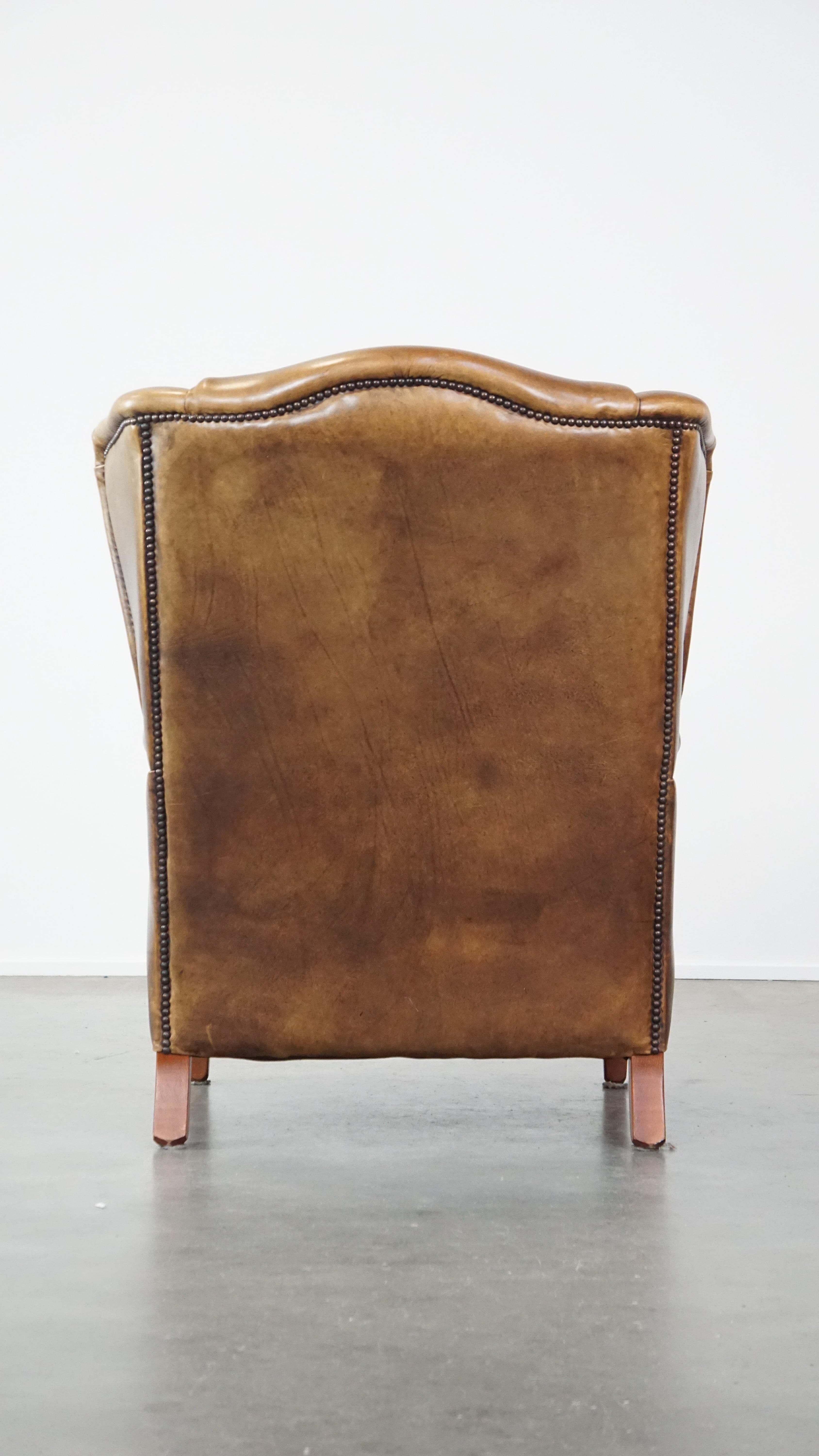 XXIe siècle et contemporain Charmant fauteuil à dossier en cuir de mouton avec un excellent confort d'assise en vente