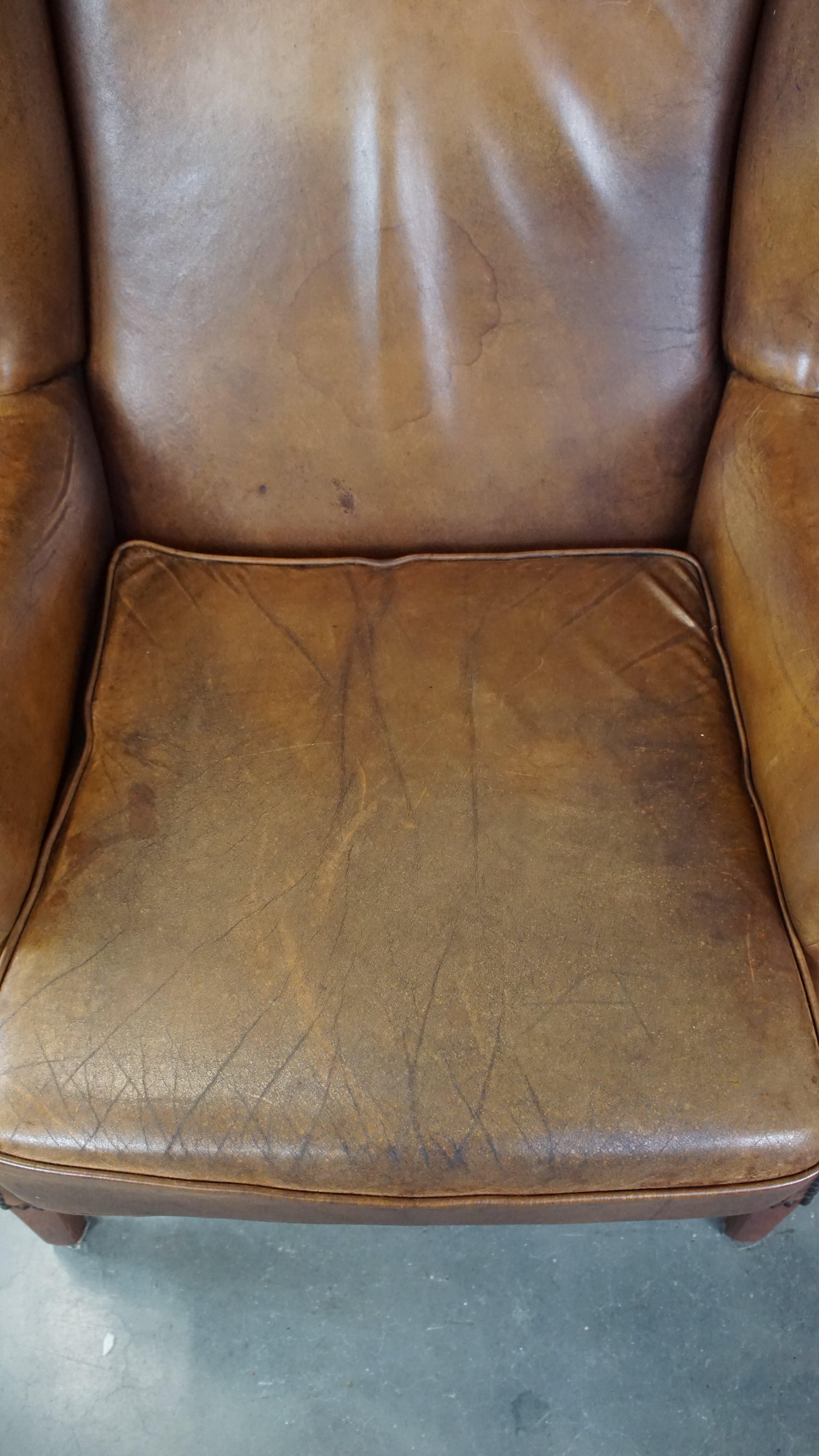 Charmant fauteuil à dossier en cuir de mouton avec un excellent confort d'assise en vente 1
