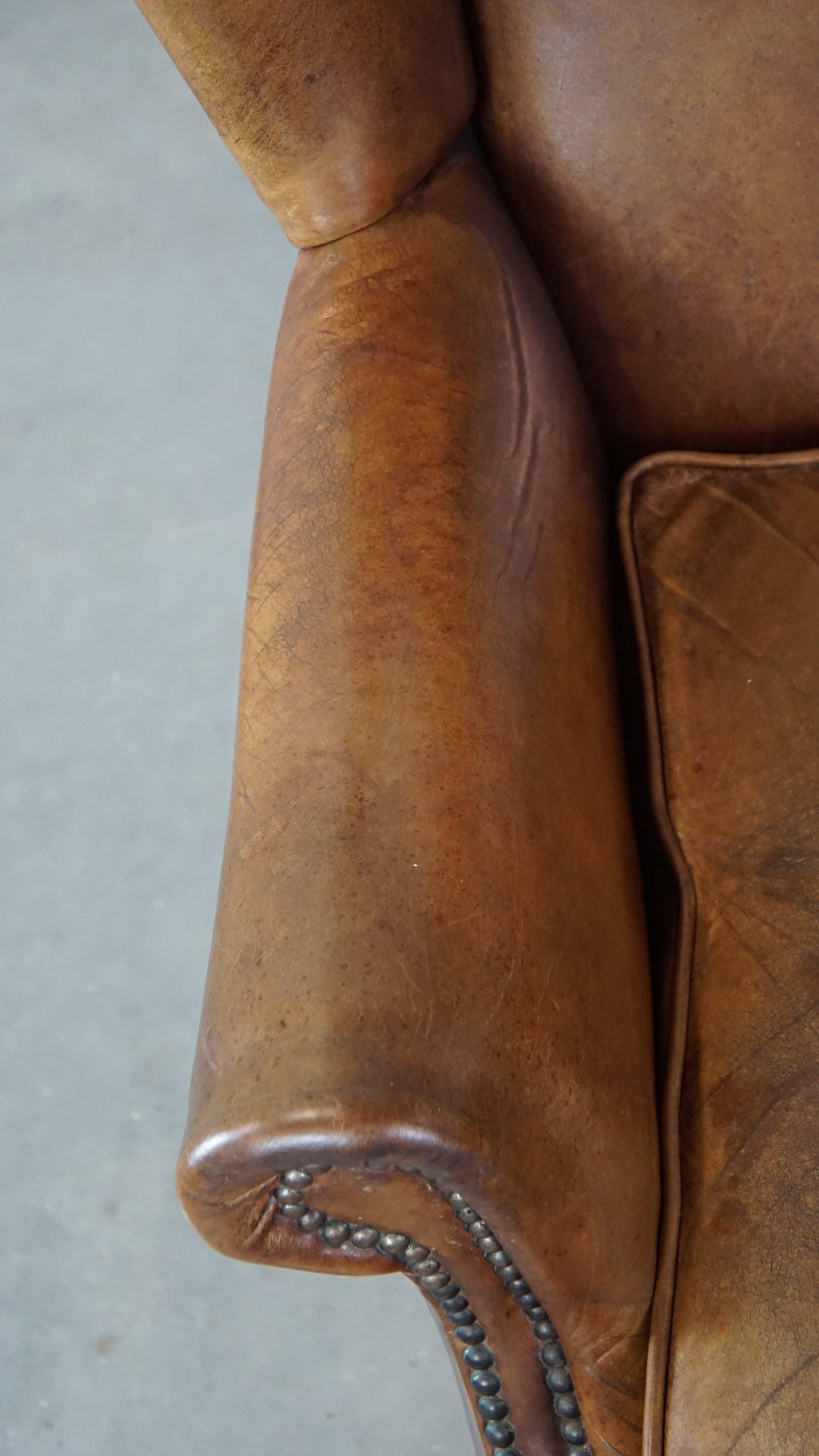 Charmant fauteuil à dossier en cuir de mouton avec un excellent confort d'assise en vente 2