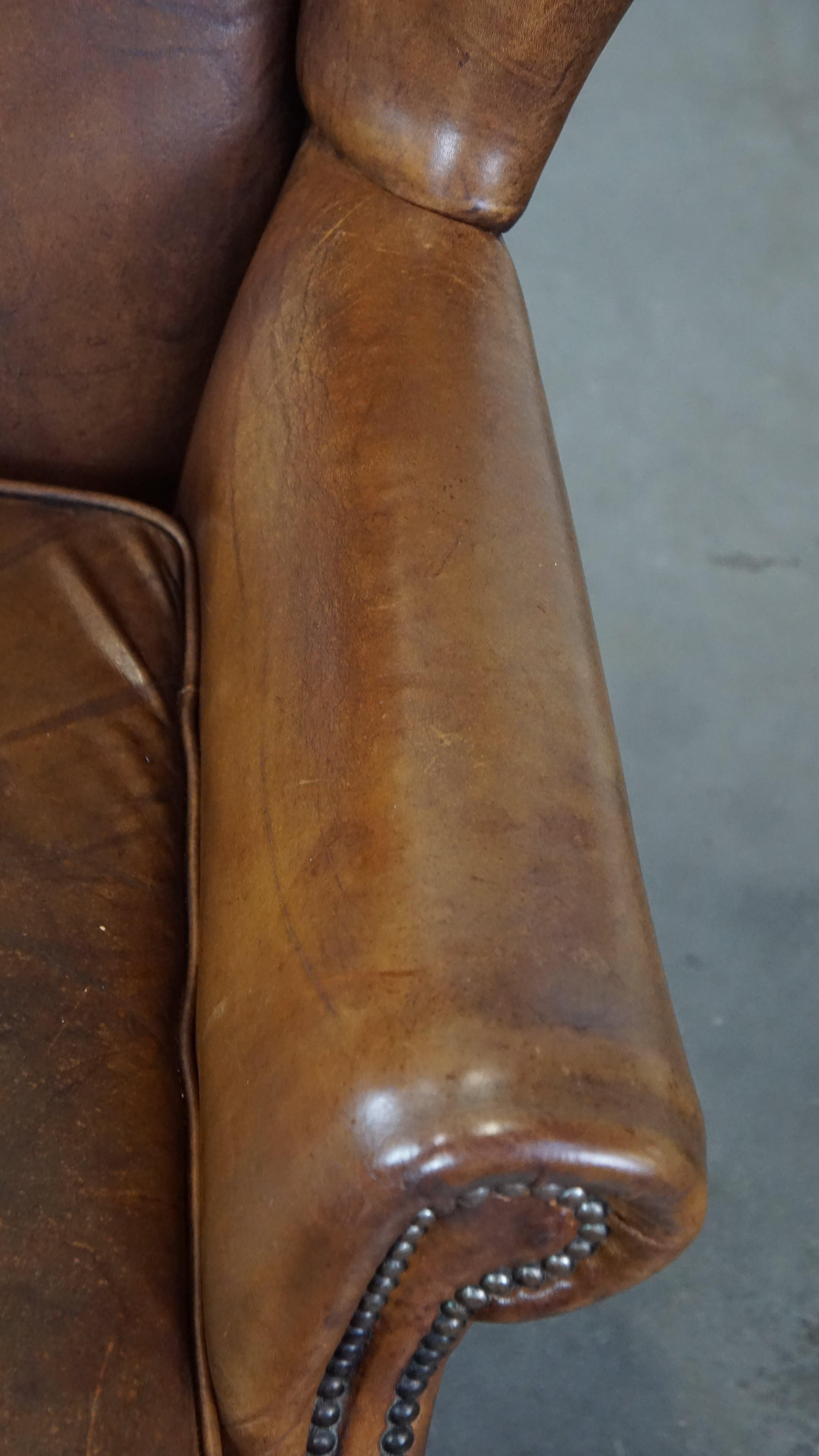 Charmant fauteuil à dossier en cuir de mouton avec un excellent confort d'assise en vente 3