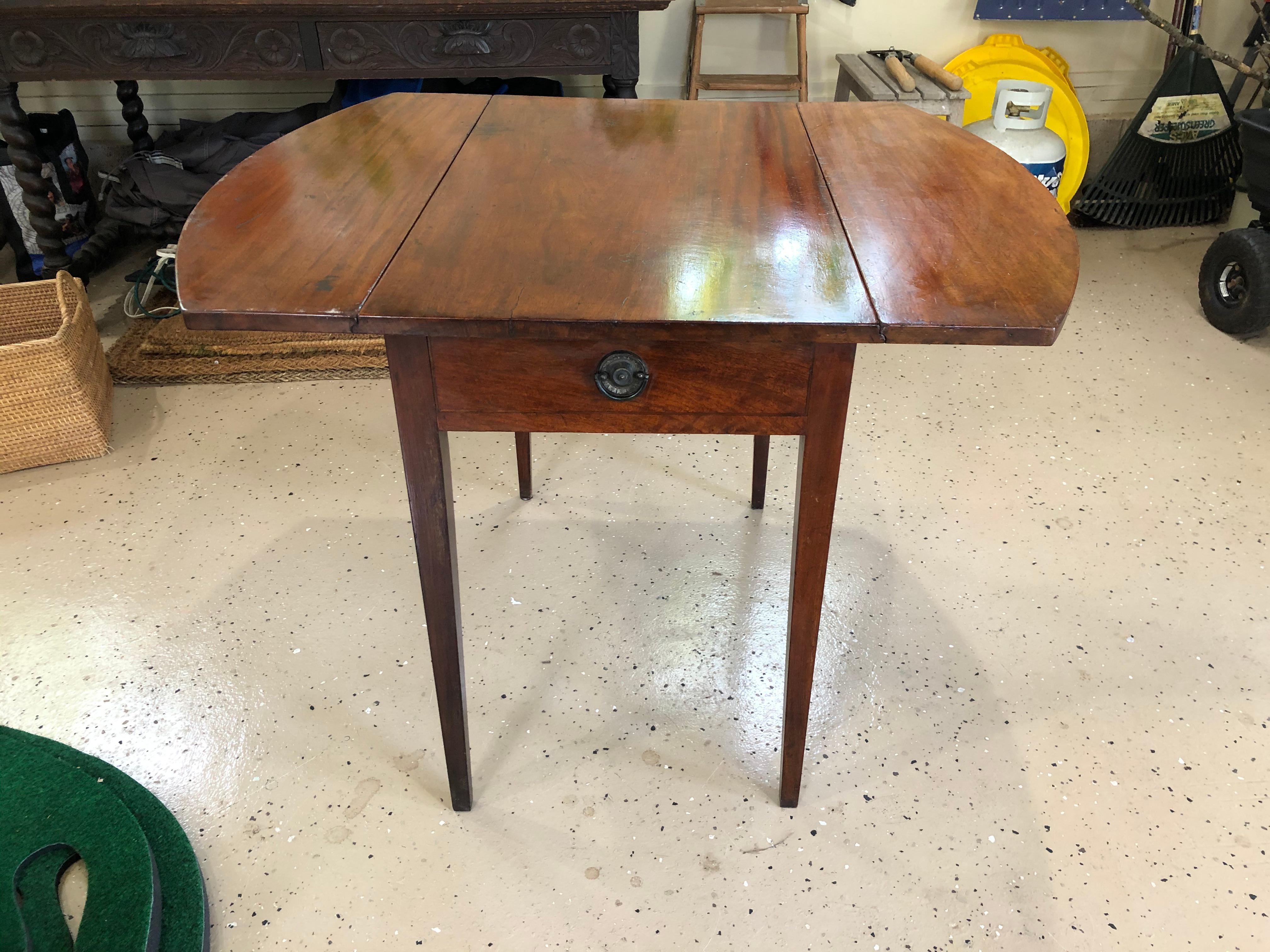 Charming Sheraton Pembroke Dropleaf Side Table In Good Condition In Hopewell, NJ