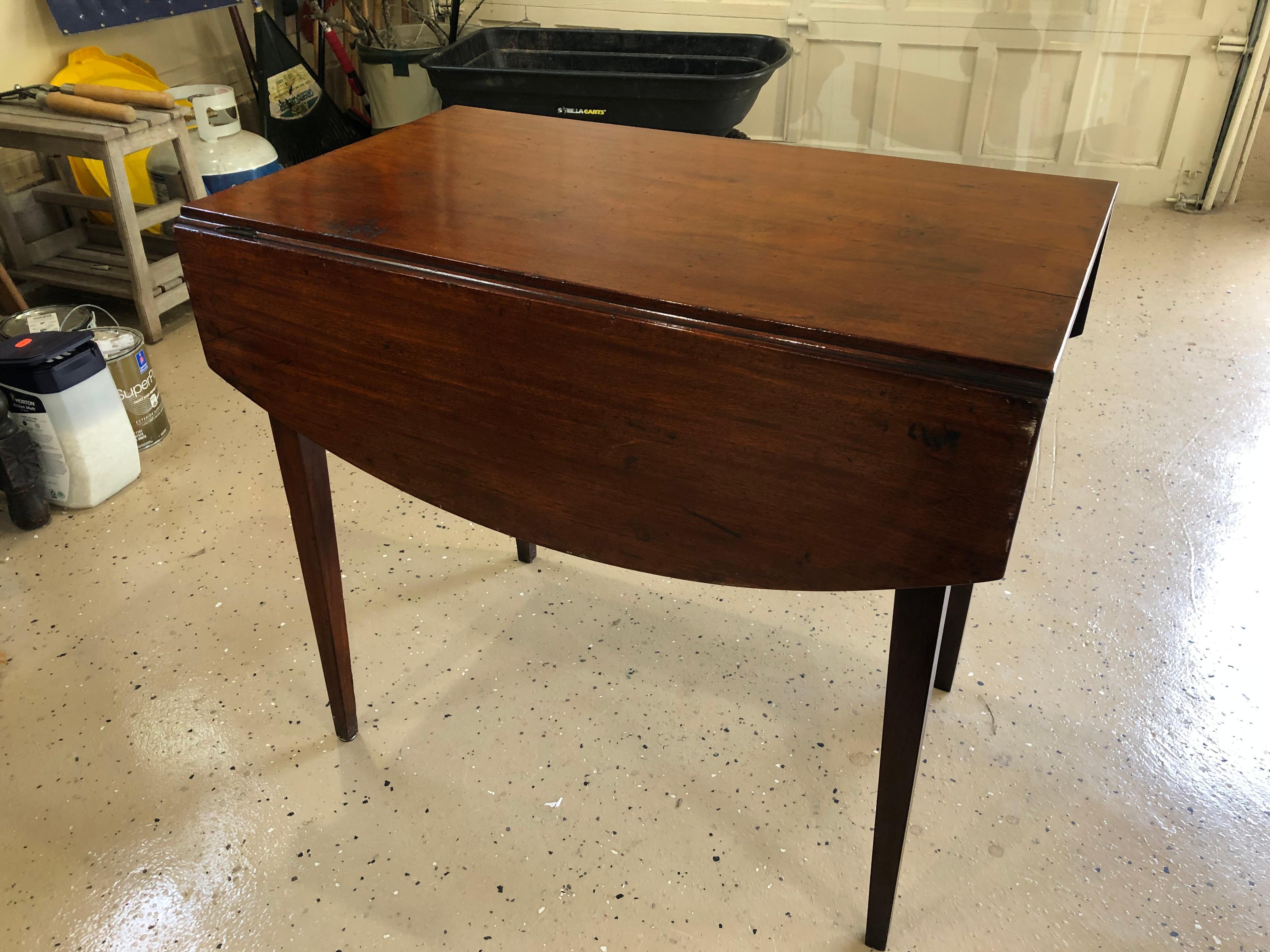 Early 20th Century Charming Sheraton Pembroke Dropleaf Side Table
