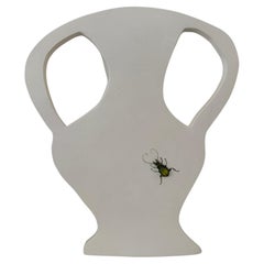 Charmant vase silhouette avec scarabée sculpté et peint à la main
