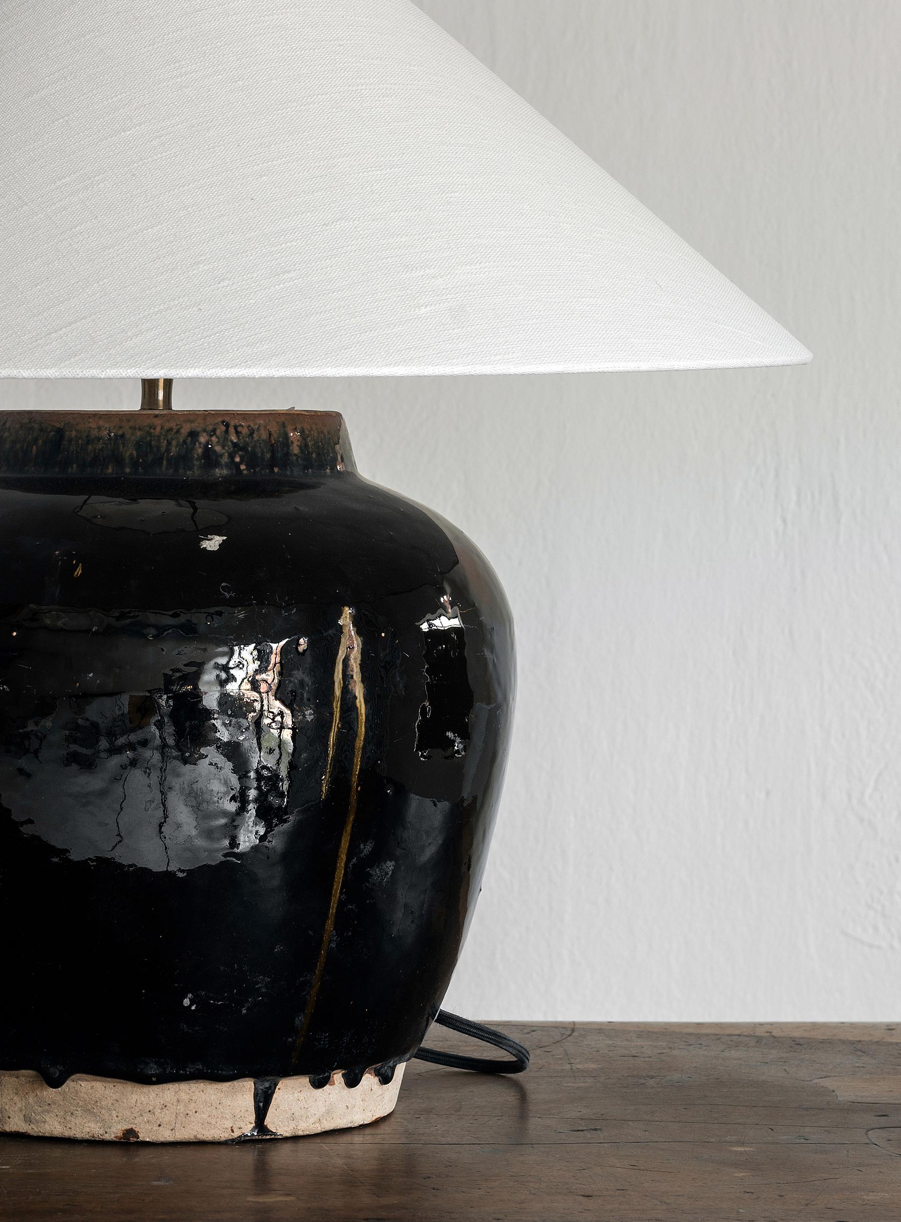 Han Charming single table lamp with handmade Belgian linen shade