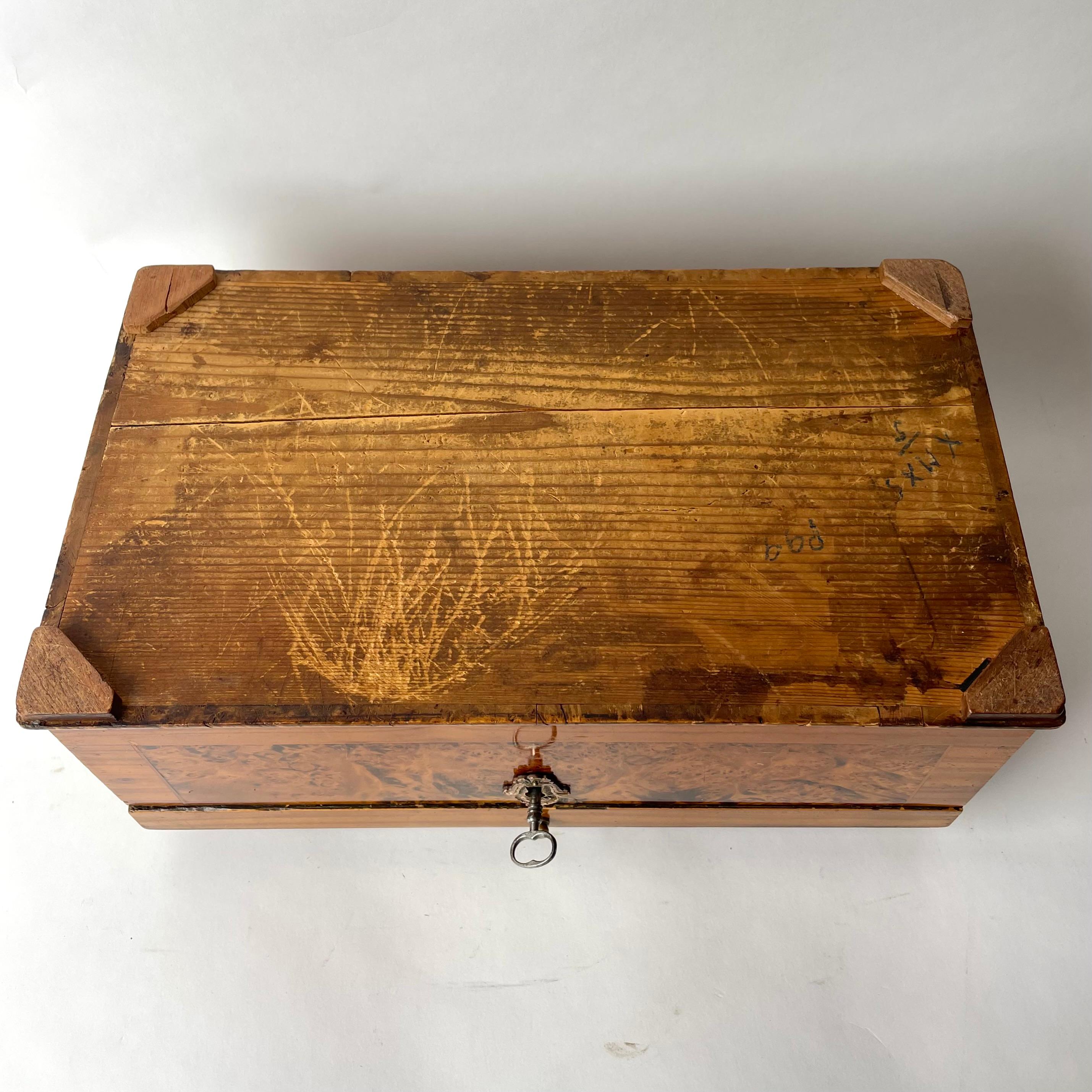 Charming small Chest in Alder Root in Swedish Rococo from 1760s For Sale 5