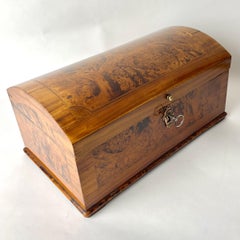 Encantadora cómoda pequeña de raíz de aliso en estilo rococó sueco de la década de 1760