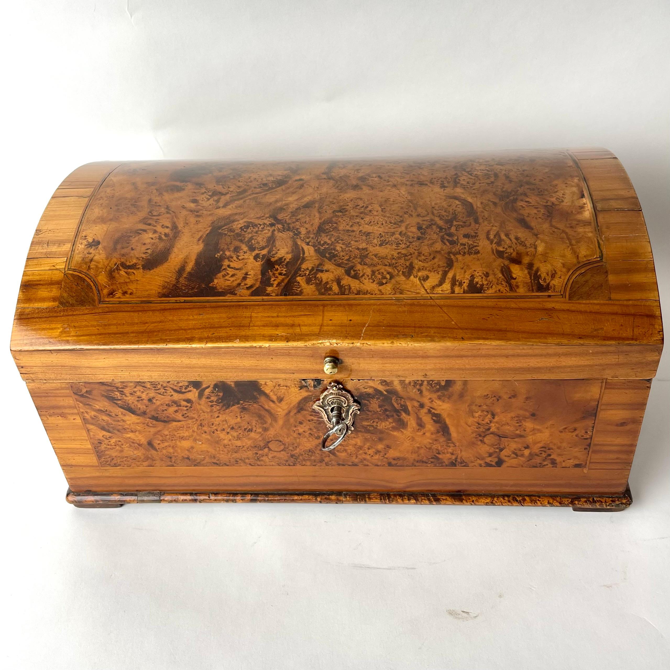 Charming small Chest in Alder Root in Swedish Rococo from 1760s In Good Condition For Sale In Knivsta, SE