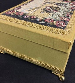 Encantadora Caja Musical Pequeña con Decoración Bordada, Cuadrípode - 2Y309