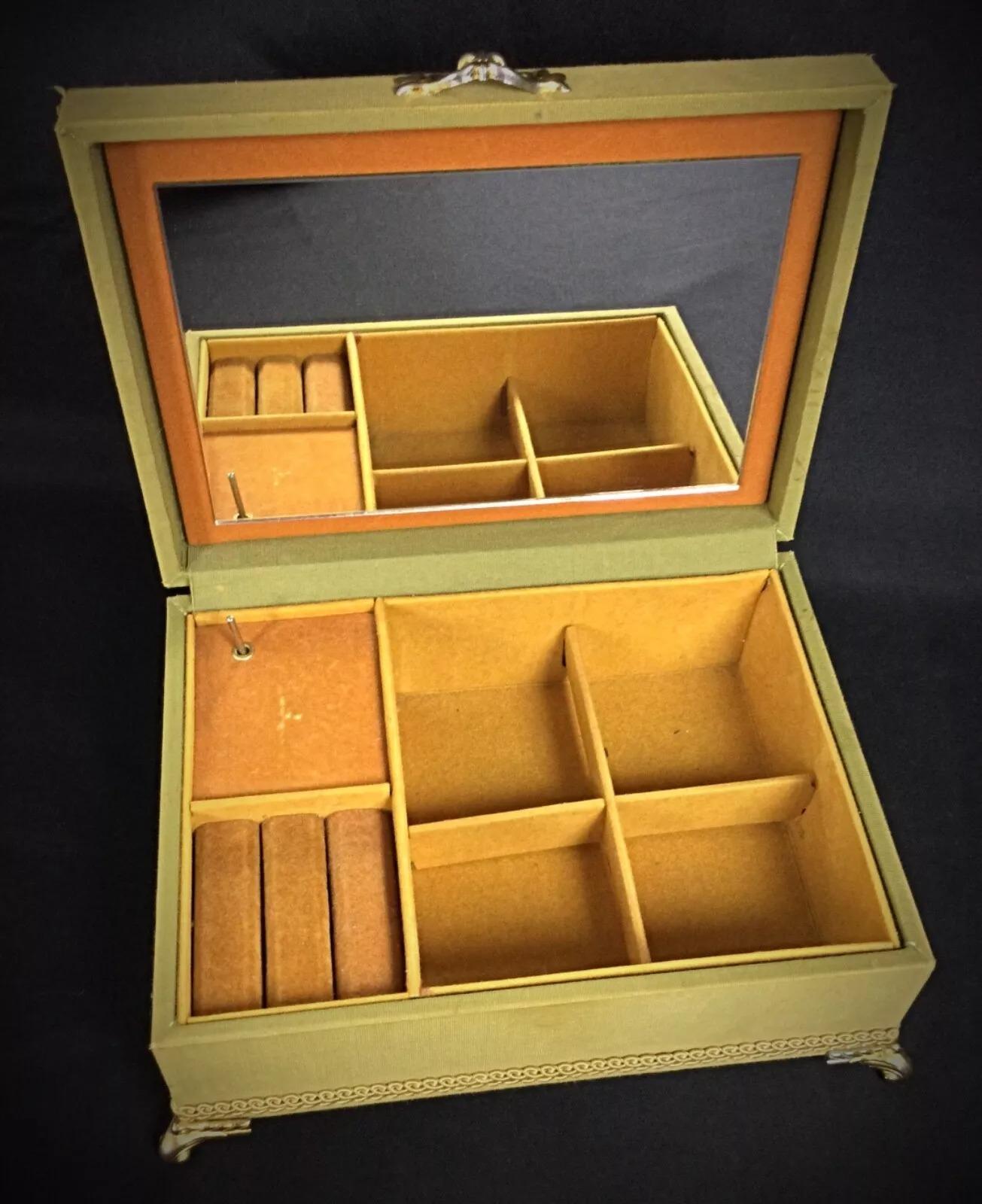Francese Charme piccolo carillon con decorazioni ricamate, quadripode - 2Y309 in vendita
