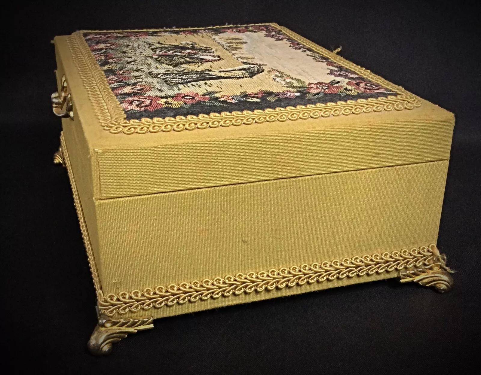 XIX secolo Charme piccolo carillon con decorazioni ricamate, quadripode - 2Y309 in vendita
