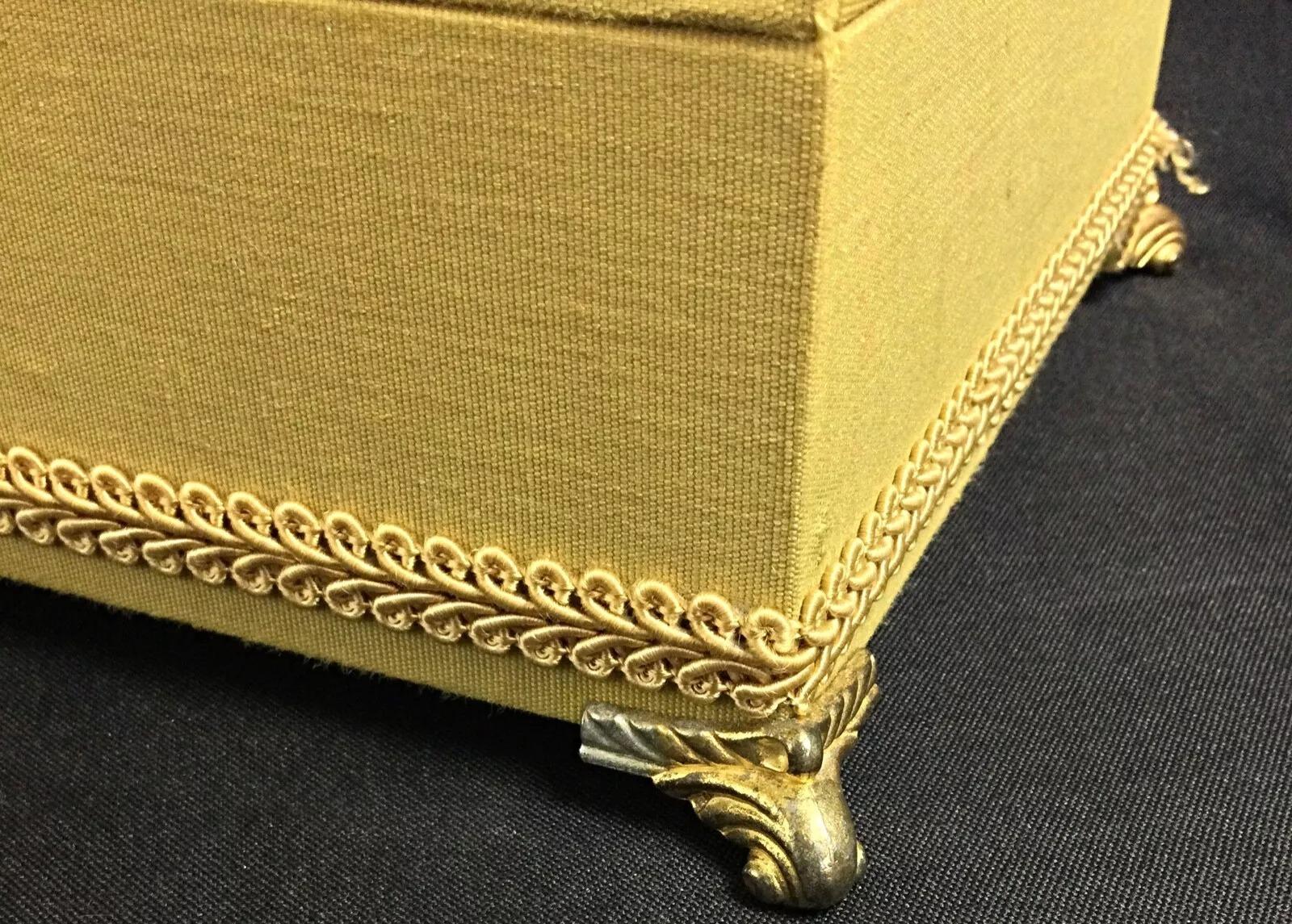 Charme piccolo carillon con decorazioni ricamate, quadripode - 2Y309 in vendita 3
