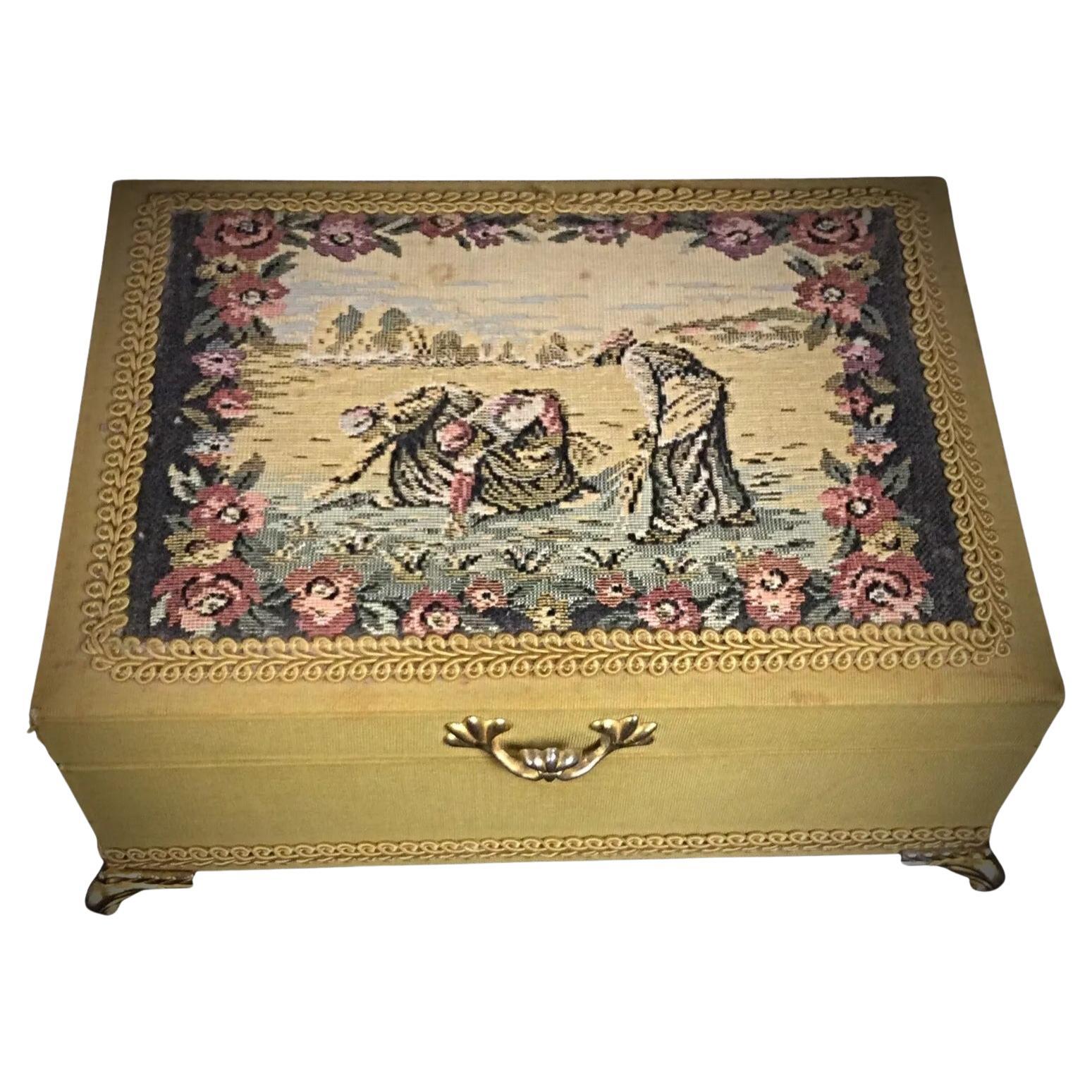 Charmante petite boîte musicale avec décoration brodée, Quadripod - 2Y309